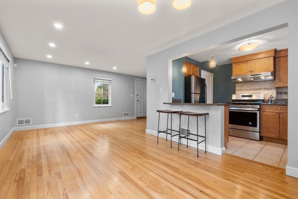 Watertown, Massachusetts, 02472, United States, 2 Bedrooms Bedrooms, ,1 BathroomBathrooms,Residential,For Sale,1947572