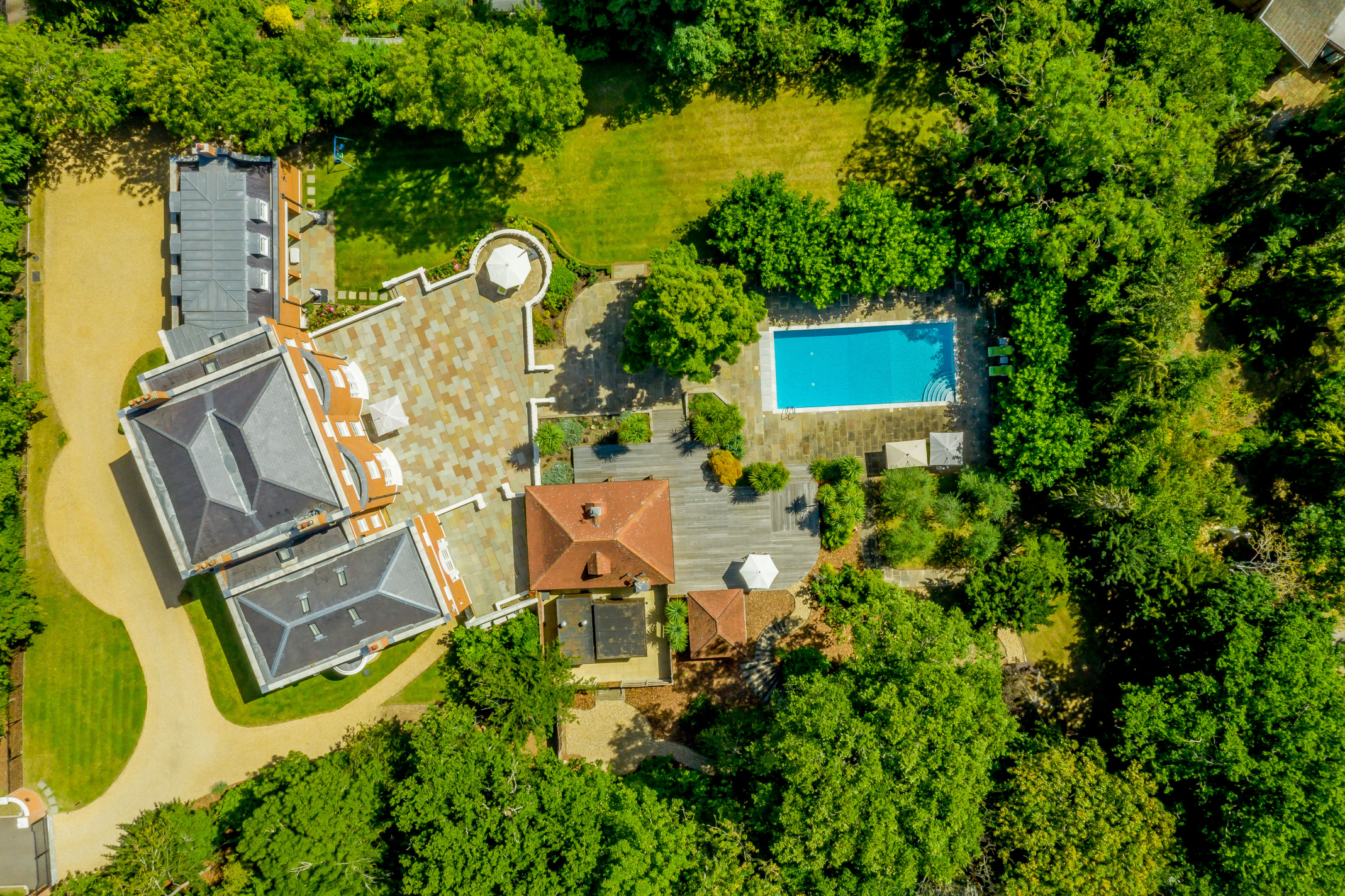  Grand Eight-Bedroom Estate with Pool and Guesthouse on Hadley Common - 物件實景