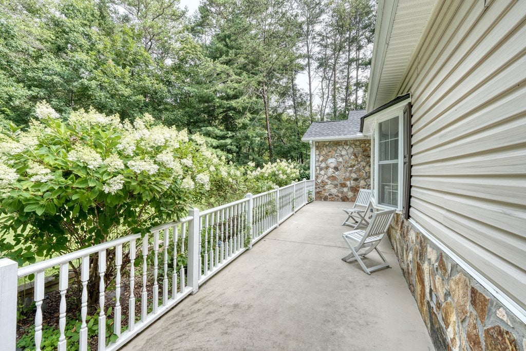 Murphy, North Carolina, 28906, United States, 3 Bedrooms Bedrooms, ,3 BathroomsBathrooms,Residential,For Sale,1902366