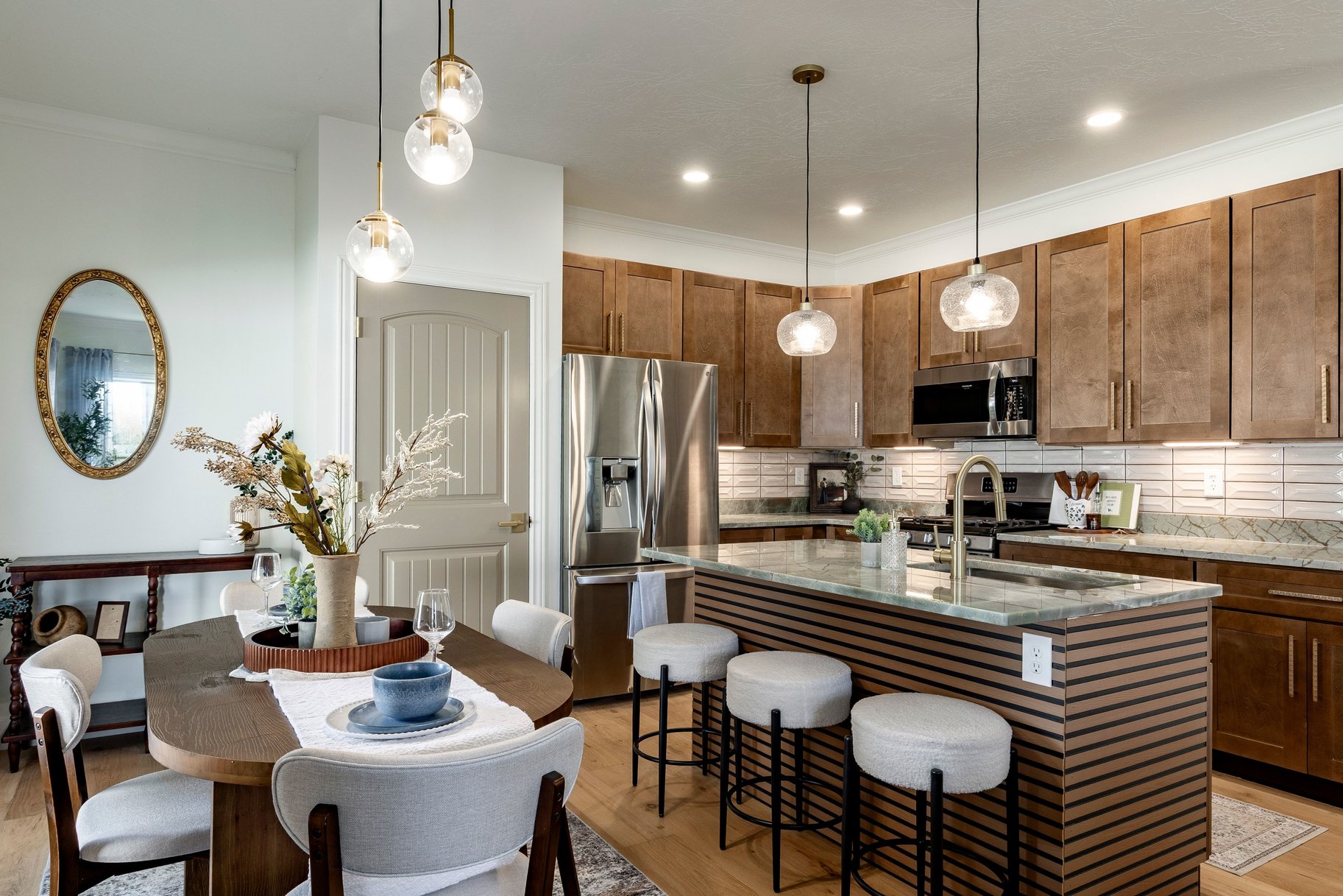  Fully Remodeled End-Unit in Prime Midvale Location - 物件實景