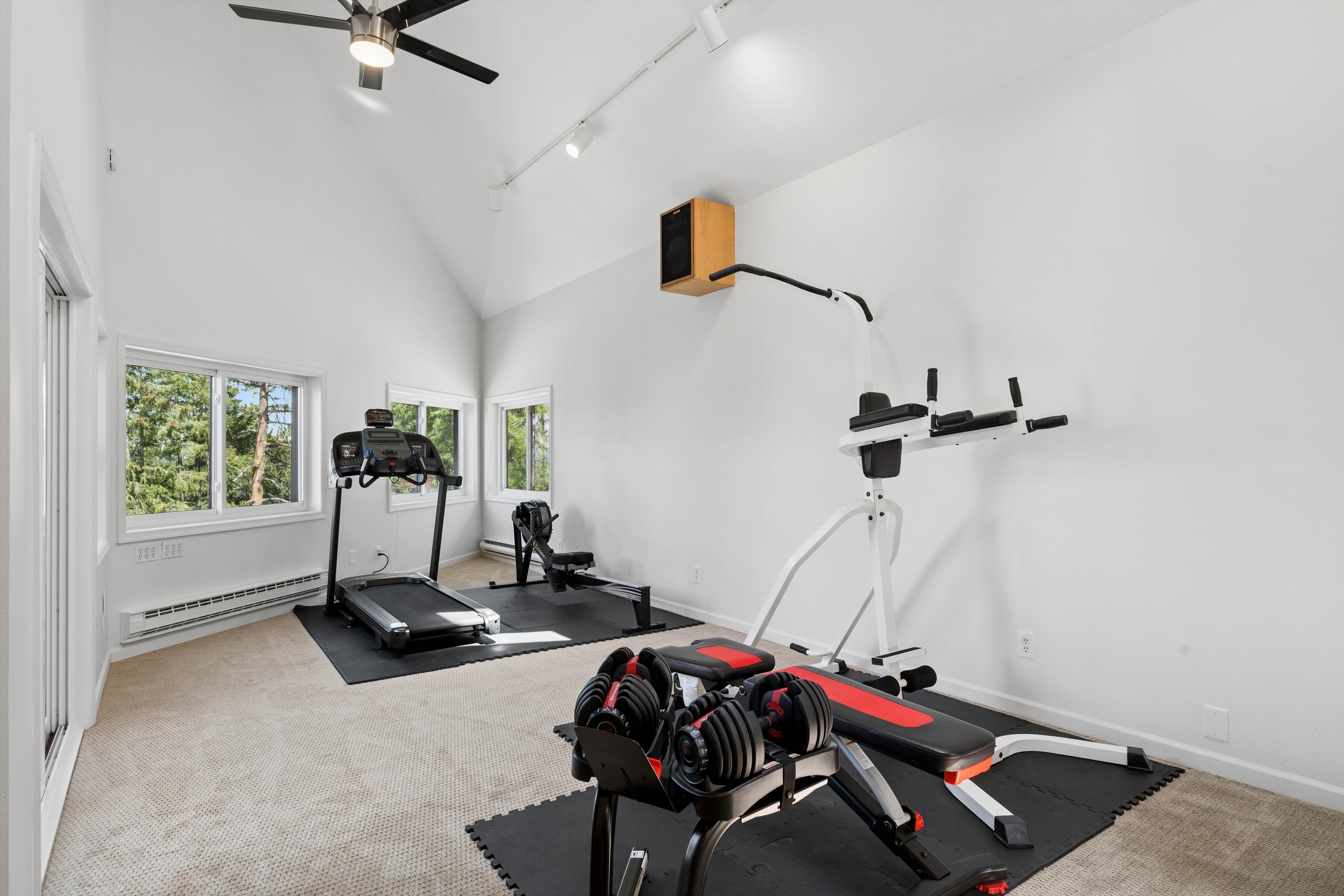  Experience Refined Mid-Century Inspired Mountain Living on 3.37 Acres - 物件實景