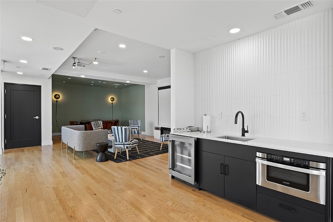 Lawrenceville, Pennsylvania, 15201, United States, 2 Bedrooms Bedrooms, ,2 BathroomsBathrooms,Residential,For Sale,1960750