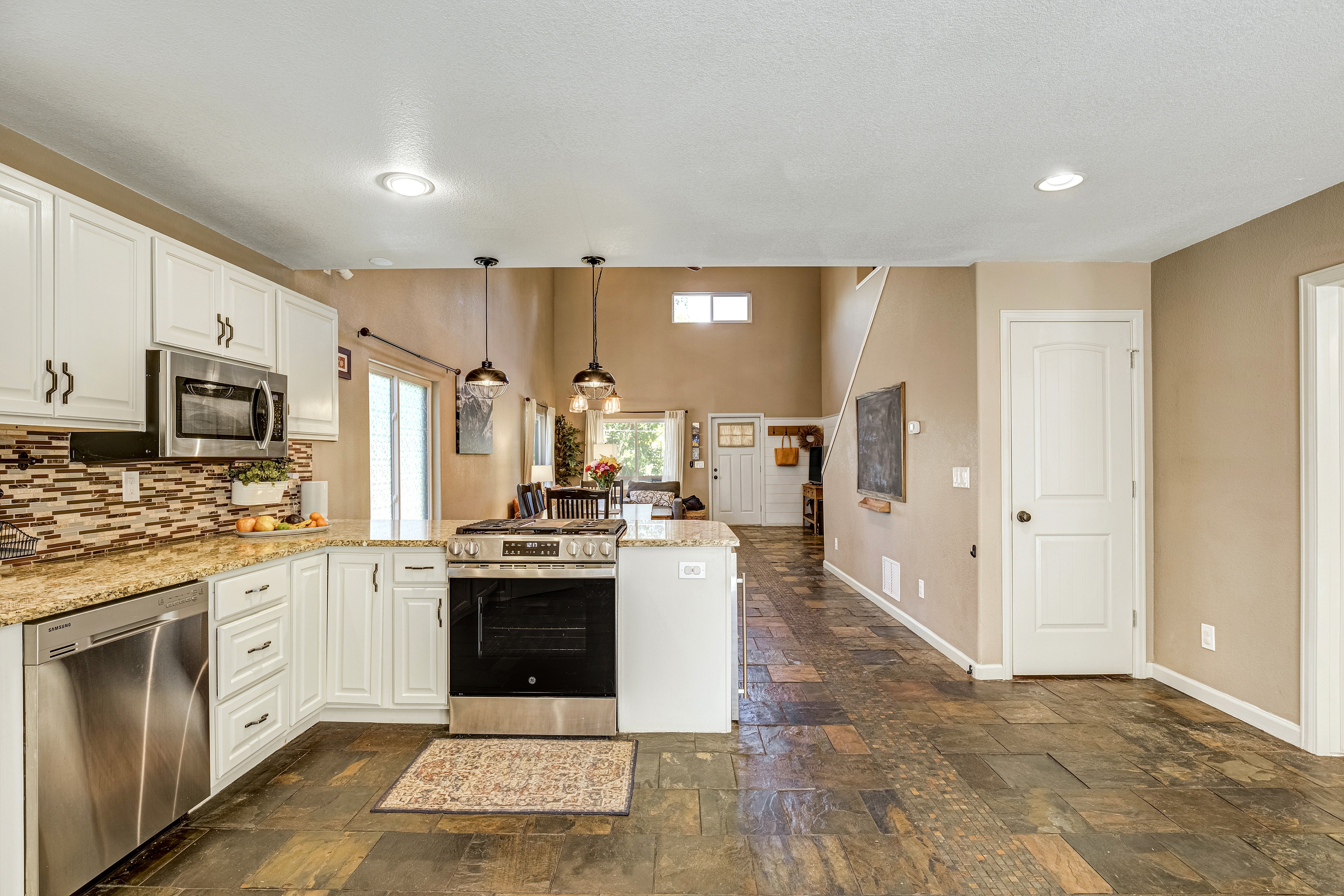  Central Colorado Springs Living With Space to Spare - 物件實景