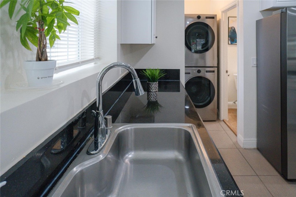 Los Angeles, California, 90043, United States, 3 Bedrooms Bedrooms, ,2 BathroomsBathrooms,Residential,For Sale,1981905