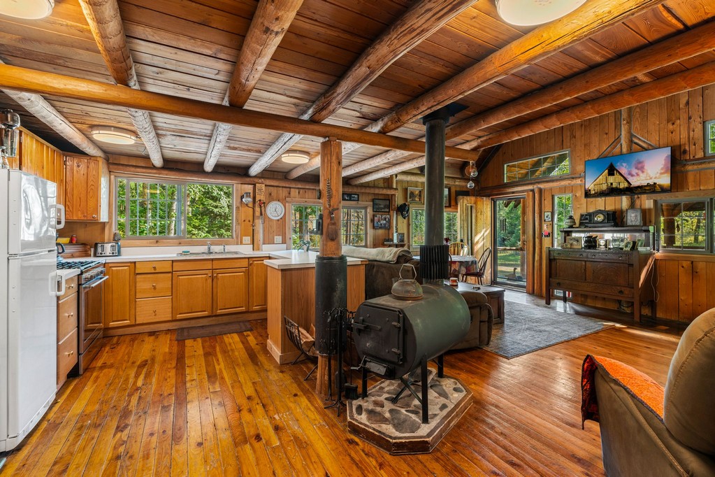 Bonners Ferry, Idaho, 83805, United States, 3 Bedrooms Bedrooms, ,4 BathroomsBathrooms,Residential,For Sale,1984473