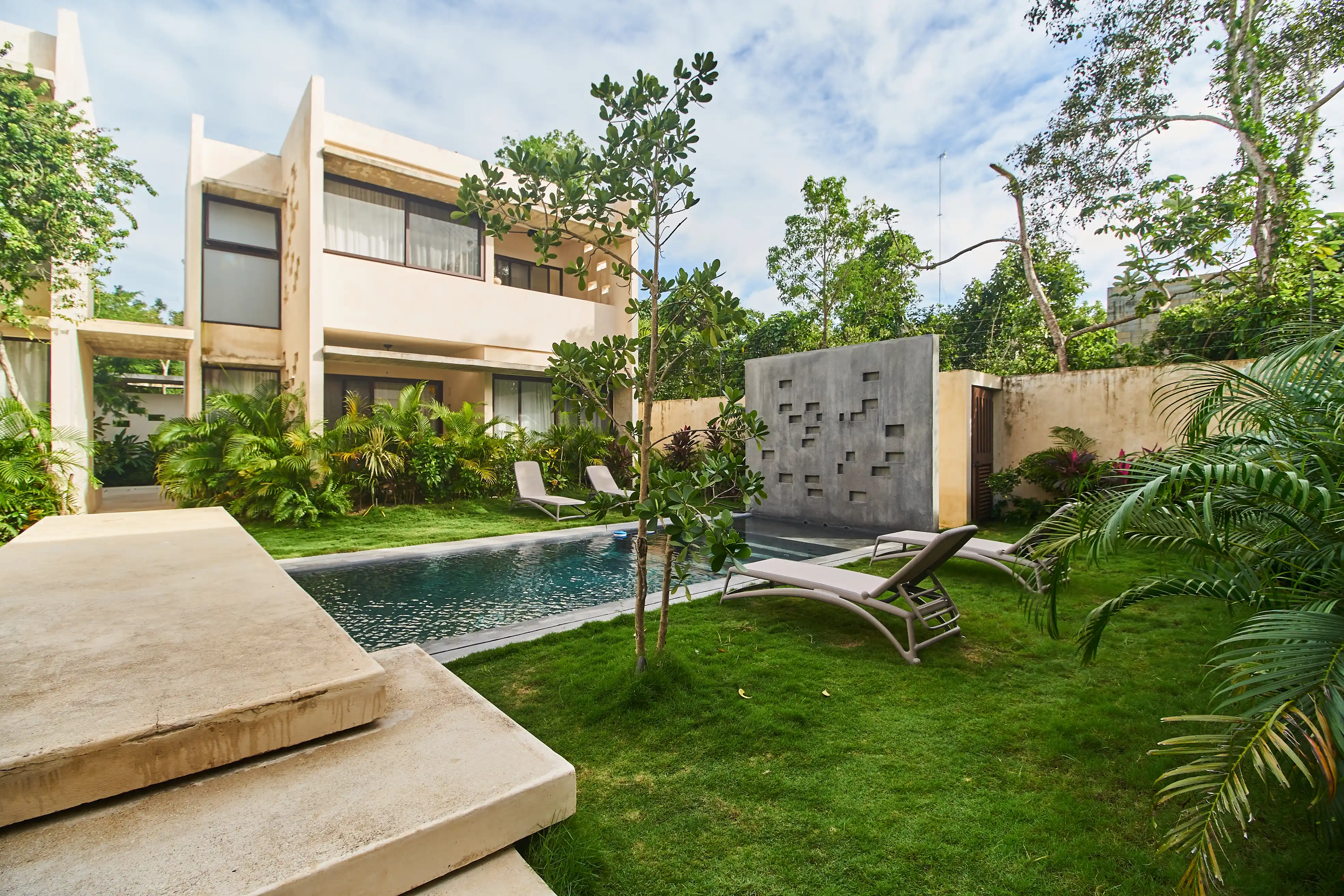  Turnkey Investment: 13-Unit Complex at Market Price - 物件實景