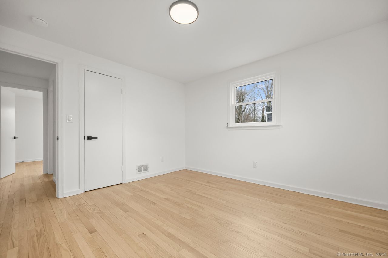 Milford, Connecticut, 06460, United States, 5 Bedrooms Bedrooms, ,3 BathroomsBathrooms,Residential,For Sale,1913239