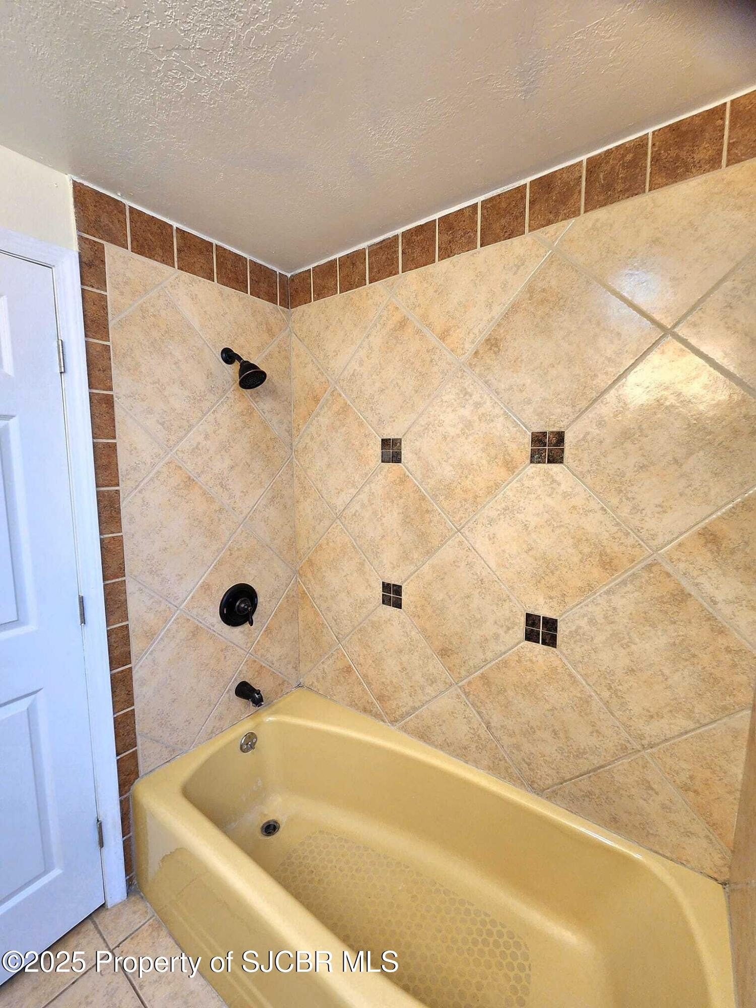 Flora Vista, New Mexico, 87415, United States, 5 Bedrooms Bedrooms, ,3 BathroomsBathrooms,Residential,For Sale,1926388