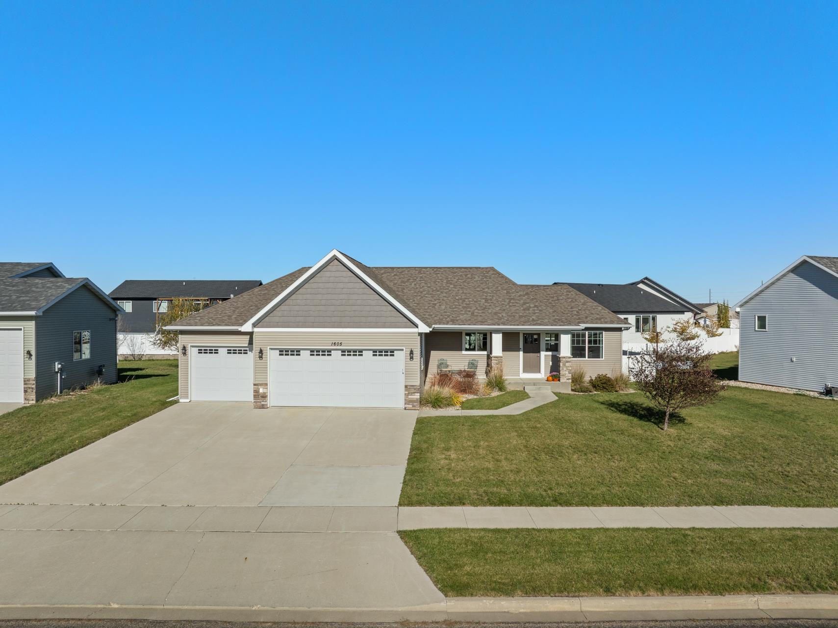 Minot, North Dakota, 58701, United States, 4 Bedrooms Bedrooms, ,3 BathroomsBathrooms,Residential,For Sale,1980886
