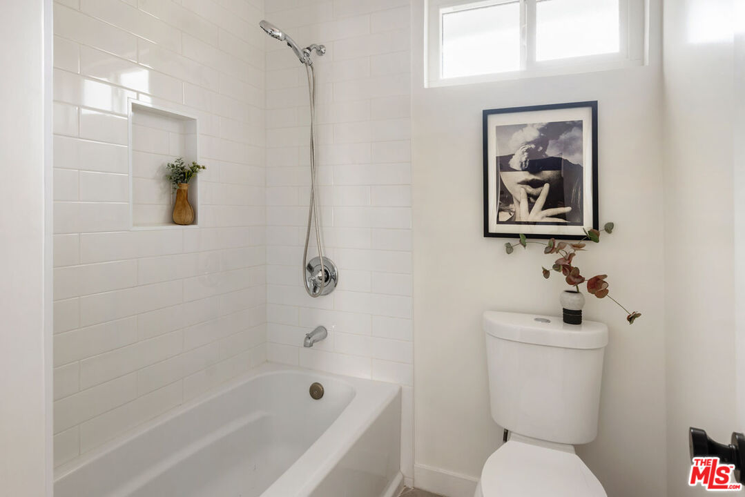 Los Angeles, California, 90032, United States, 3 Bedrooms Bedrooms, ,1 BathroomBathrooms,Residential,For Sale,1992073