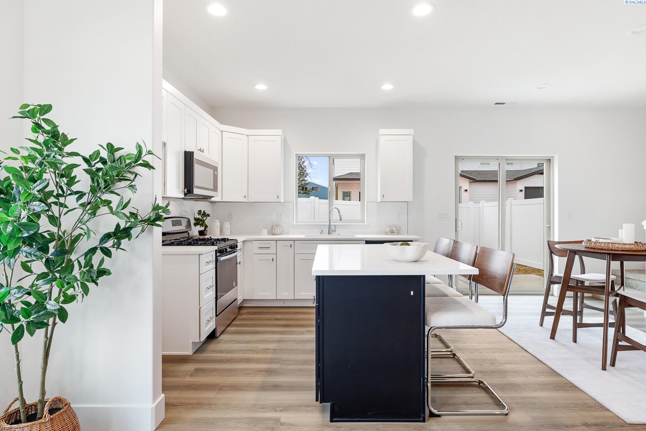 Kennewick, Washington, 99337, United States, 5 Bedrooms Bedrooms, ,Residential,For Sale,1940850