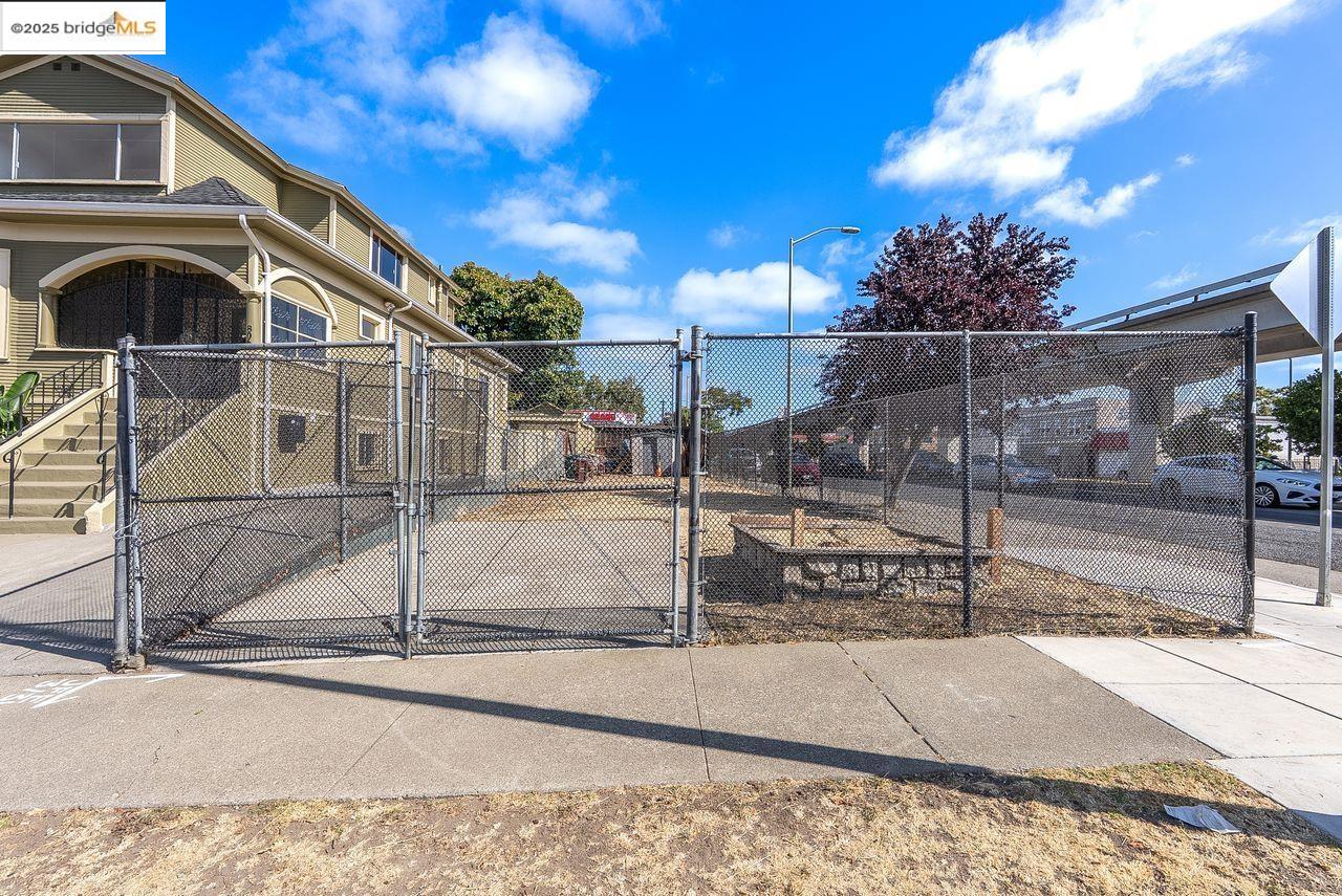 Oakland, California, 94608, United States, 6 Bedrooms Bedrooms, ,3 BathroomsBathrooms,Residential,For Sale,1939780
