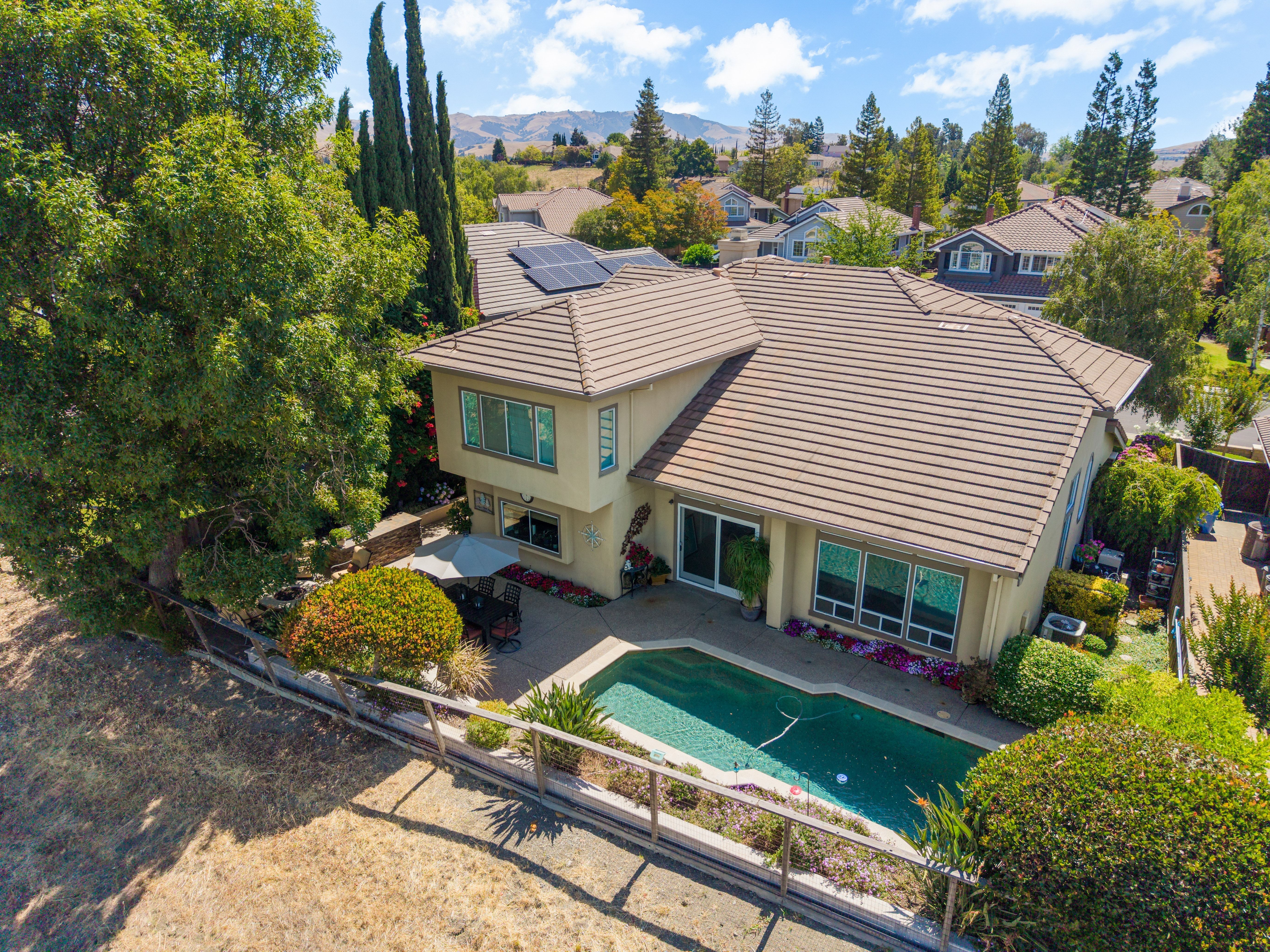  Award-Winning Curb Appeal with Spectacular Sunset Views - 物件實景