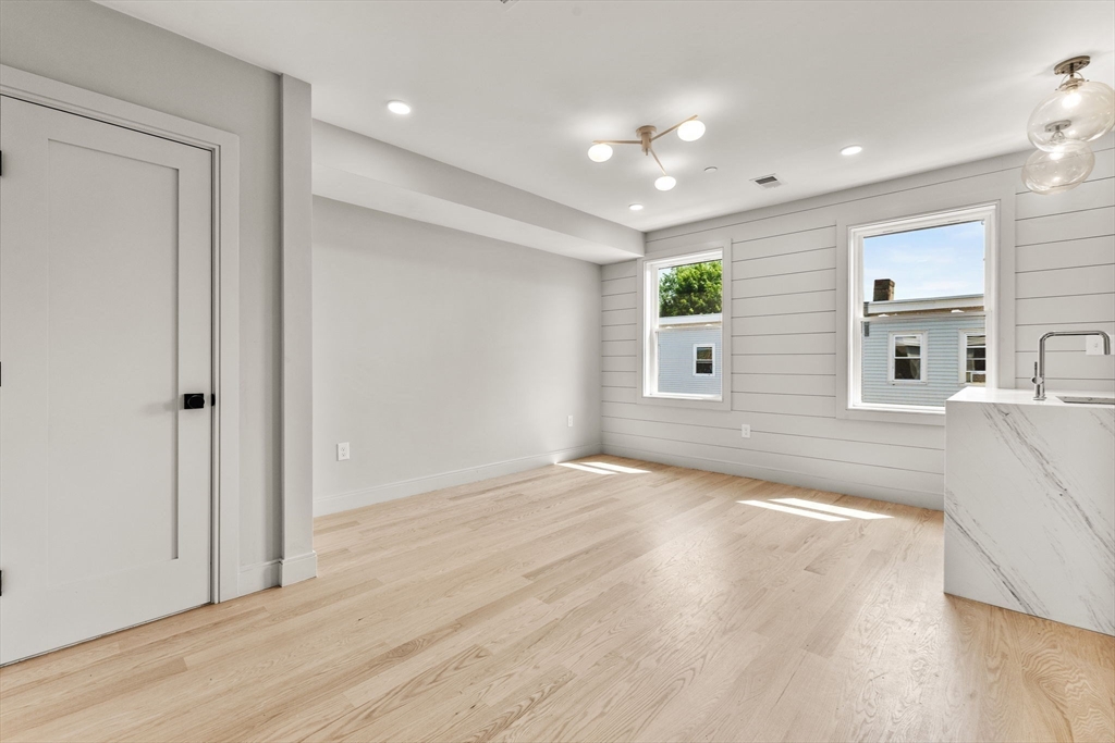 Boston, Massachusetts, 02128, United States, 1 Bedroom Bedrooms, ,2 BathroomsBathrooms,Residential,For Sale,1887905