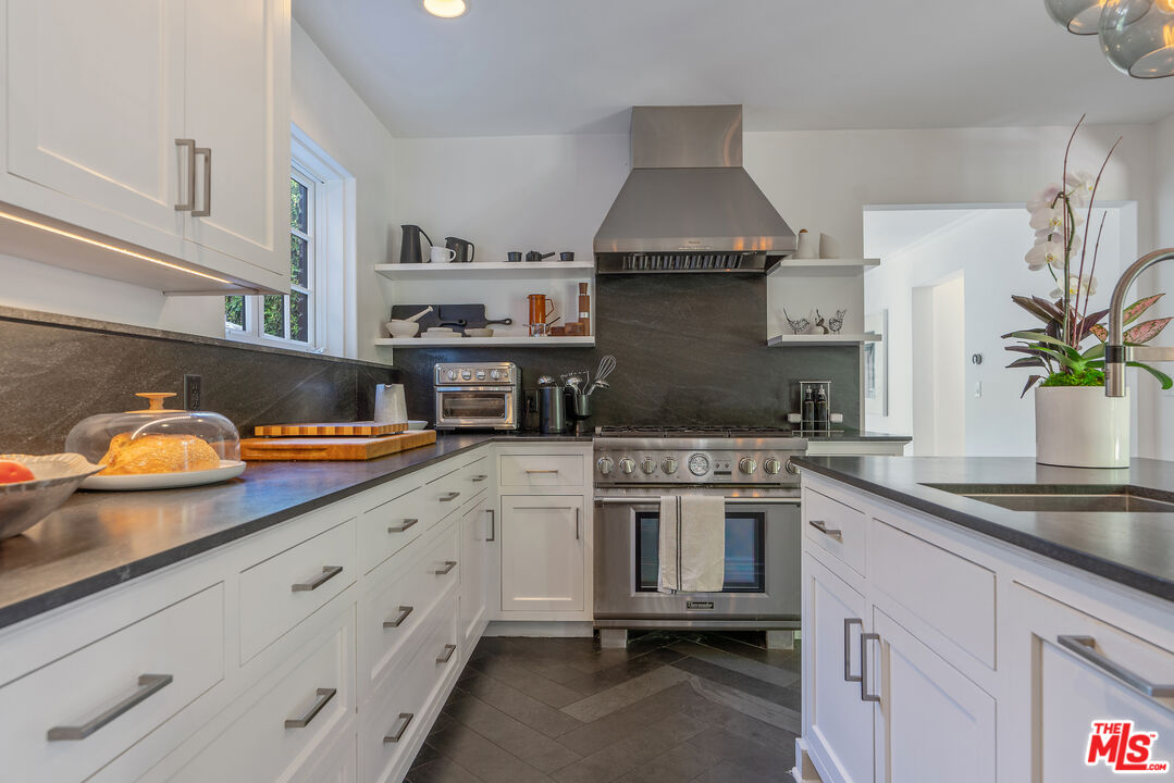 Los Angeles, California, 90020, United States, 5 Bedrooms Bedrooms, ,5 BathroomsBathrooms,Residential,For Sale,1939583