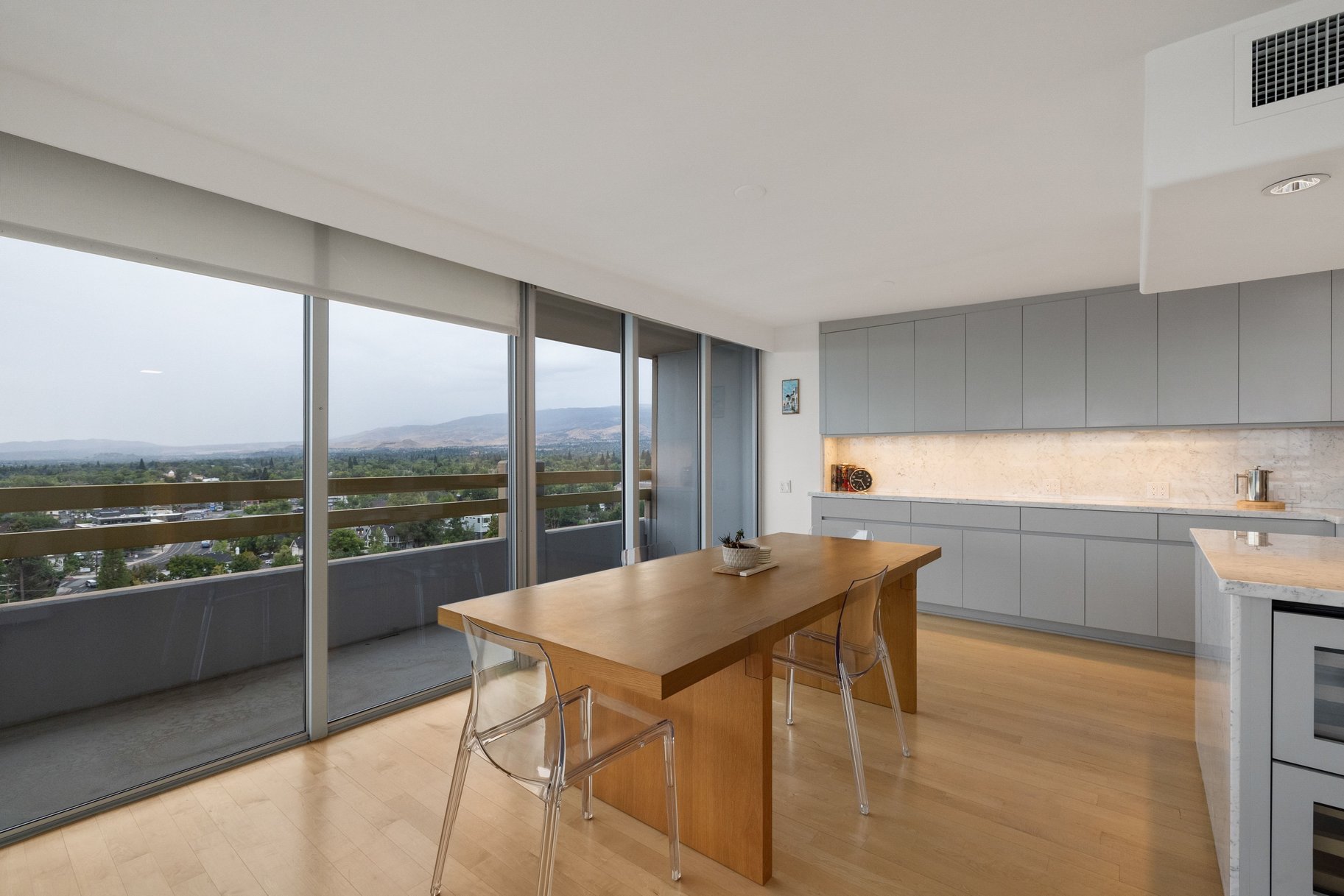  Chic Downtown Condo with Mountain & River Views - 物件實景