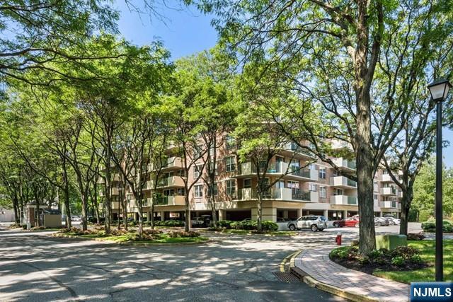Edgewater, New Jersey, 07020, United States, 2 Bedrooms Bedrooms, ,2 BathroomsBathrooms,Residential,For Sale,1910959