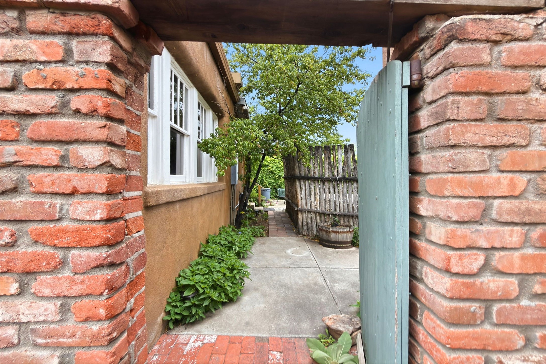  216 E Santa Fe Avenue - 物件實景