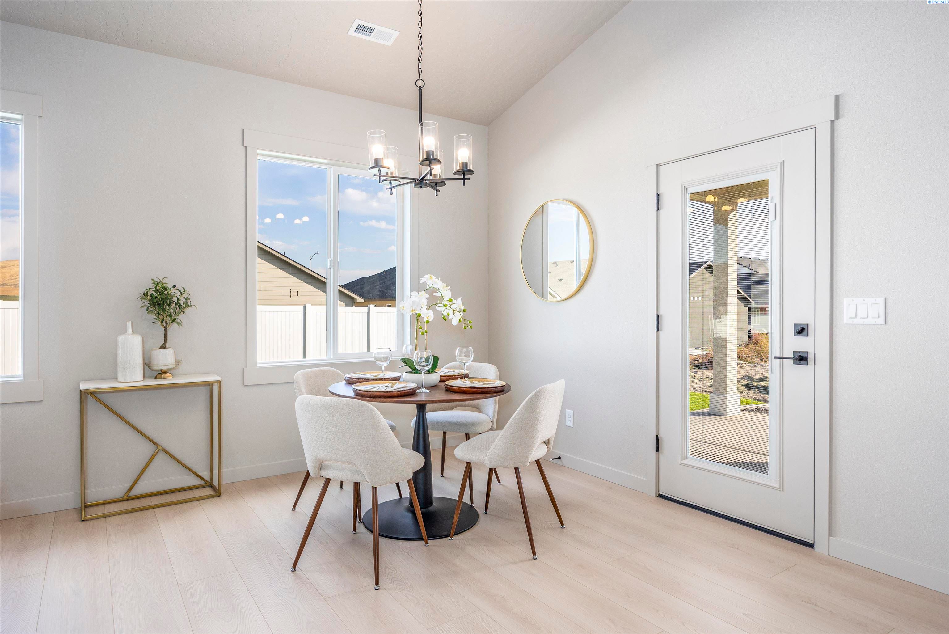 Richland, Washington, 99352, United States, 4 Bedrooms Bedrooms, ,3 BathroomsBathrooms,Residential,For Sale,1980389