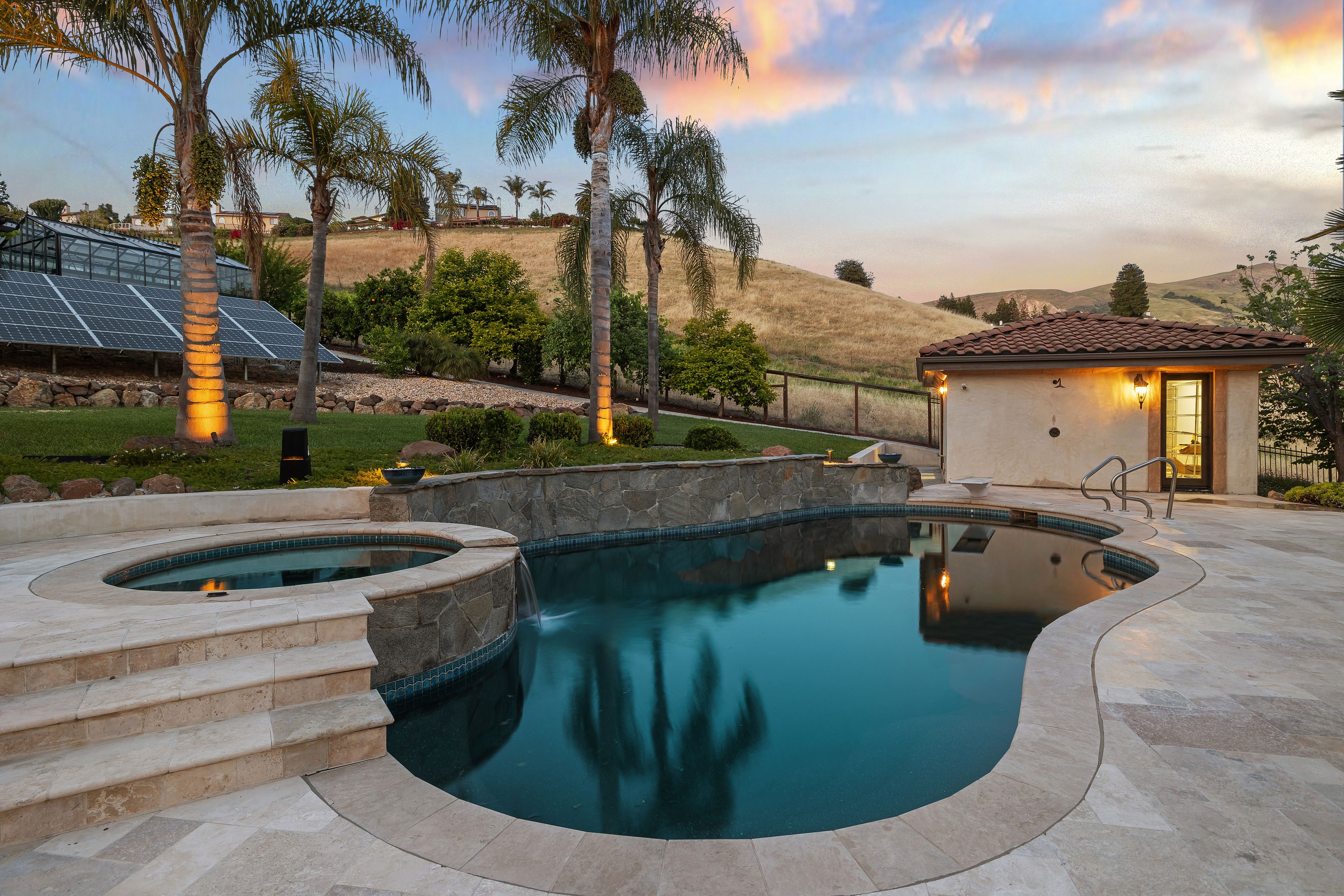  Grand Mediterranean Estate with Private Multi-Generational Wing - 物件實景