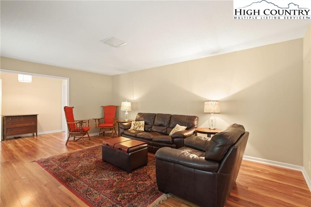 Boone, North Carolina, 28607, United States, 3 Bedrooms Bedrooms, ,3 BathroomsBathrooms,Residential,For Sale,1974866