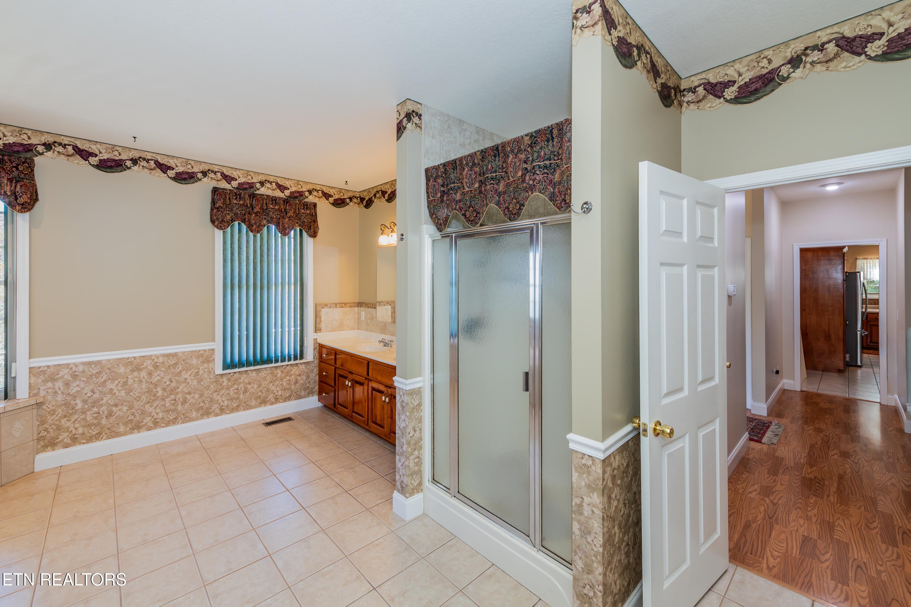 Harriman, Tennessee, 37748, United States, 3 Bedrooms Bedrooms, ,4 BathroomsBathrooms,Residential,For Sale,1989060