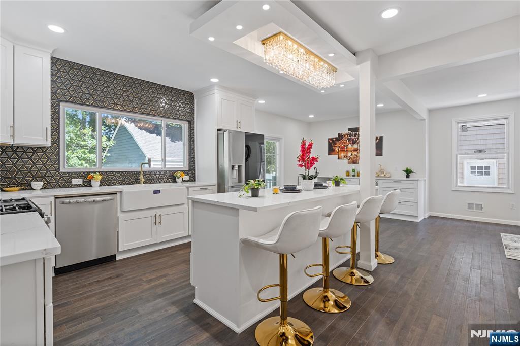 Rutherford, New Jersey, 07070, United States, 3 Bedrooms Bedrooms, ,4 BathroomsBathrooms,Residential,For Sale,1826504
