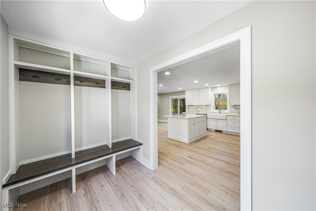 Aurora, Ohio, 44202, United States, 4 Bedrooms Bedrooms, ,4 BathroomsBathrooms,Residential,For Sale,1988117