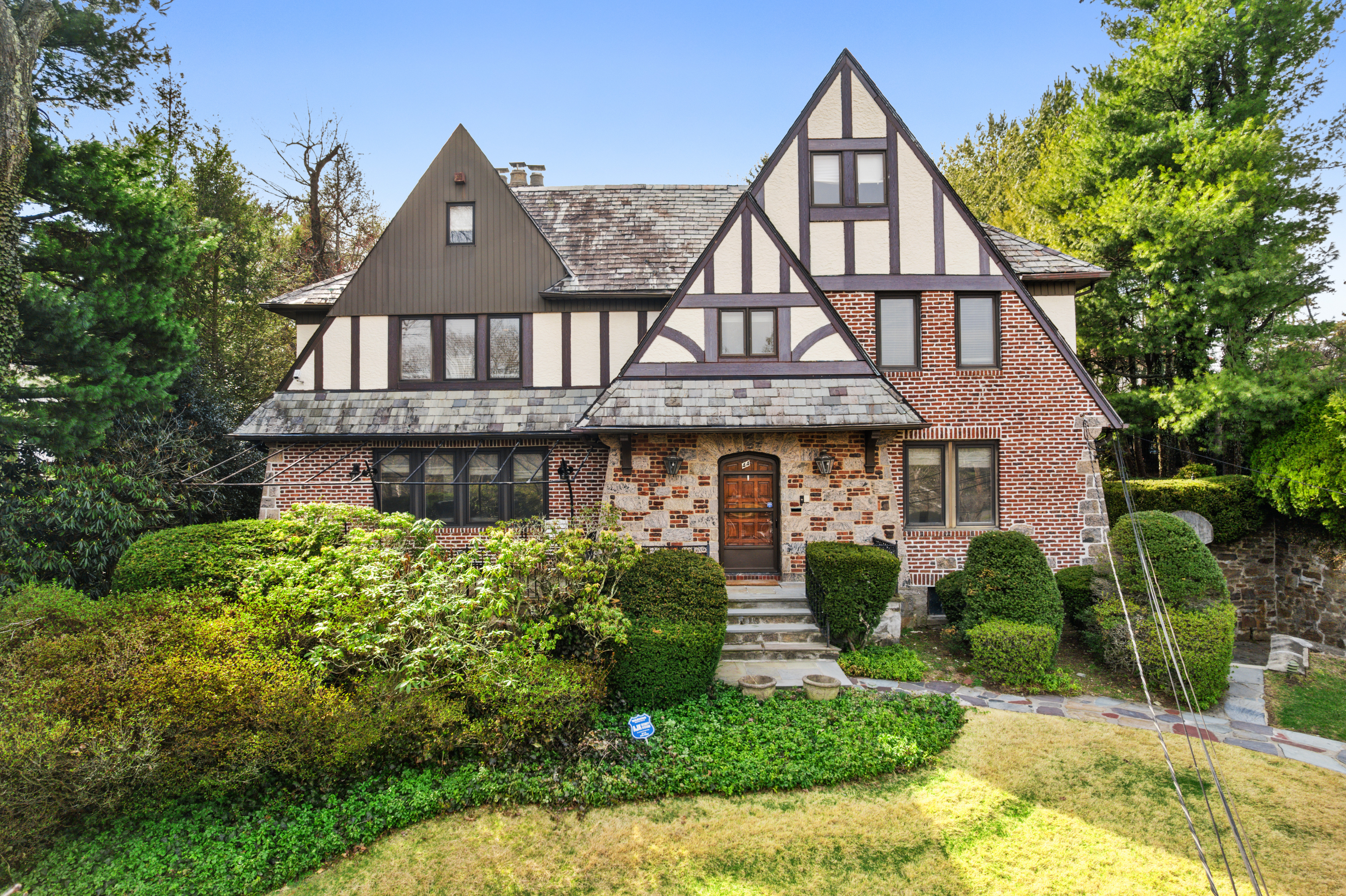  Beautifully maintained Tudor residence - 物件實景