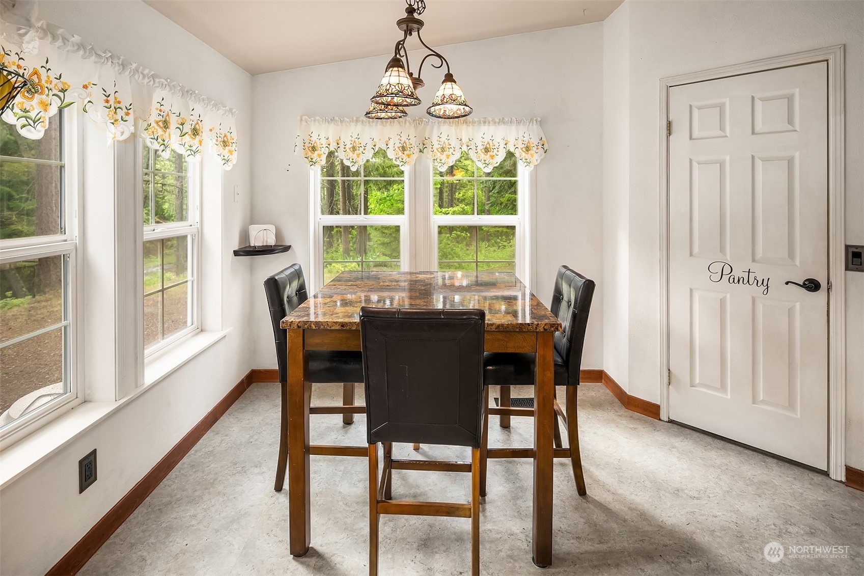 Easton, Washington, 98925, United States, 3 Bedrooms Bedrooms, ,3 BathroomsBathrooms,Residential,For Sale,1912346