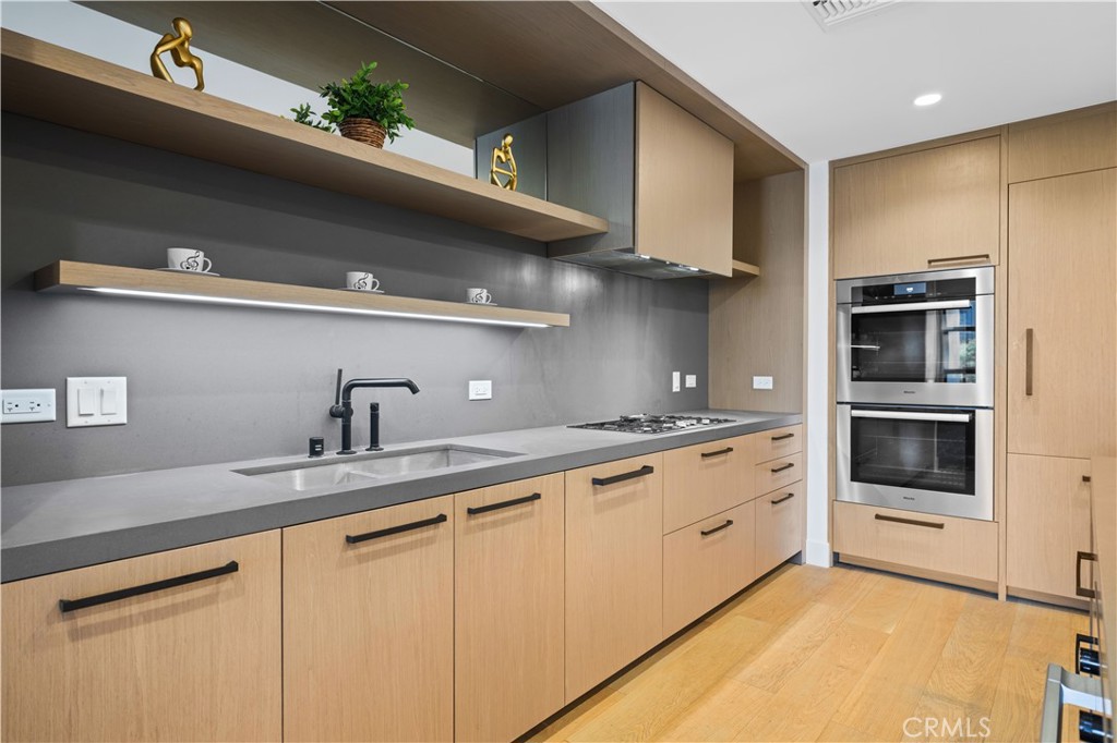 Los Angeles, California, 90024, United States, 2 Bedrooms Bedrooms, ,2 BathroomsBathrooms,Residential,For Sale,1746972