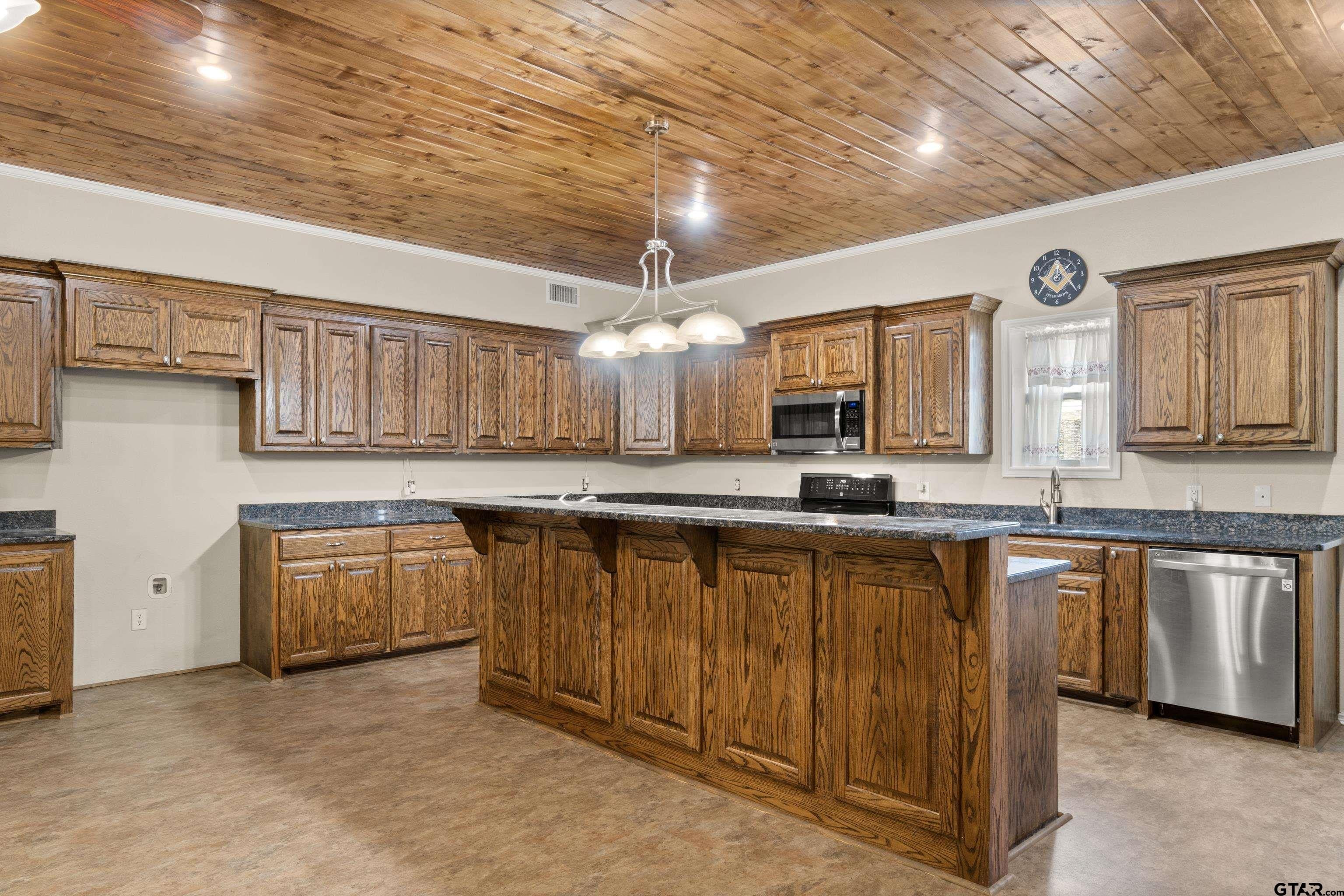 Pittsburg, Texas, 75686, United States, 5 Bedrooms Bedrooms, ,2 BathroomsBathrooms,Residential,For Sale,1998709