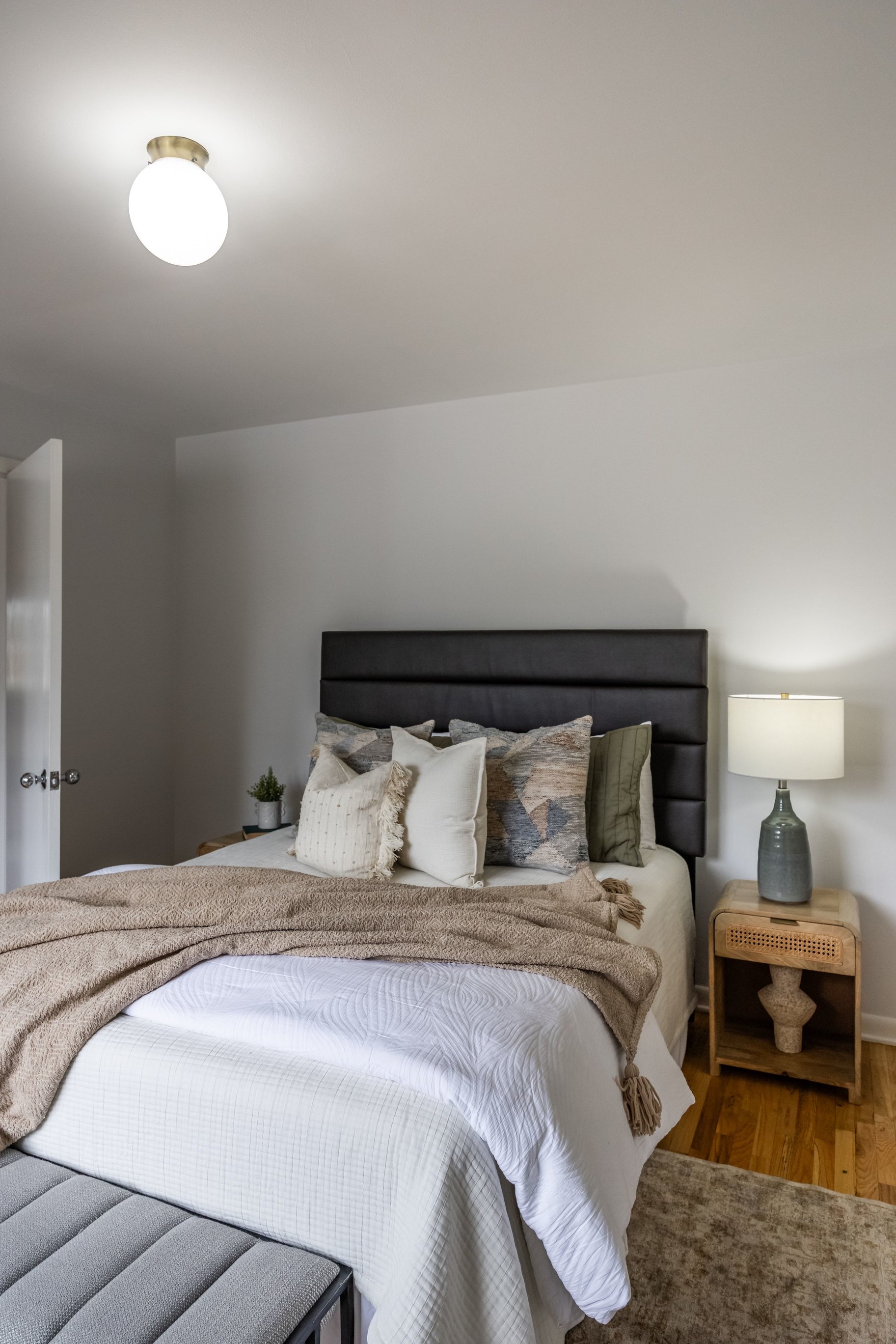  Elegant Contemporary Rambler in Sought After Neighborhood - 物件實景