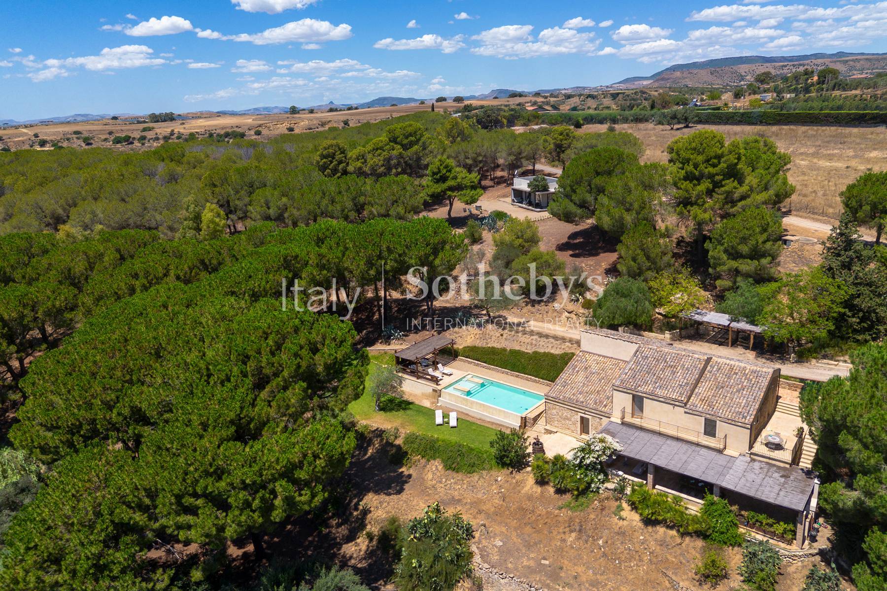  Old villa with swimming pool, dépendance, and private pine forest - 物件實景