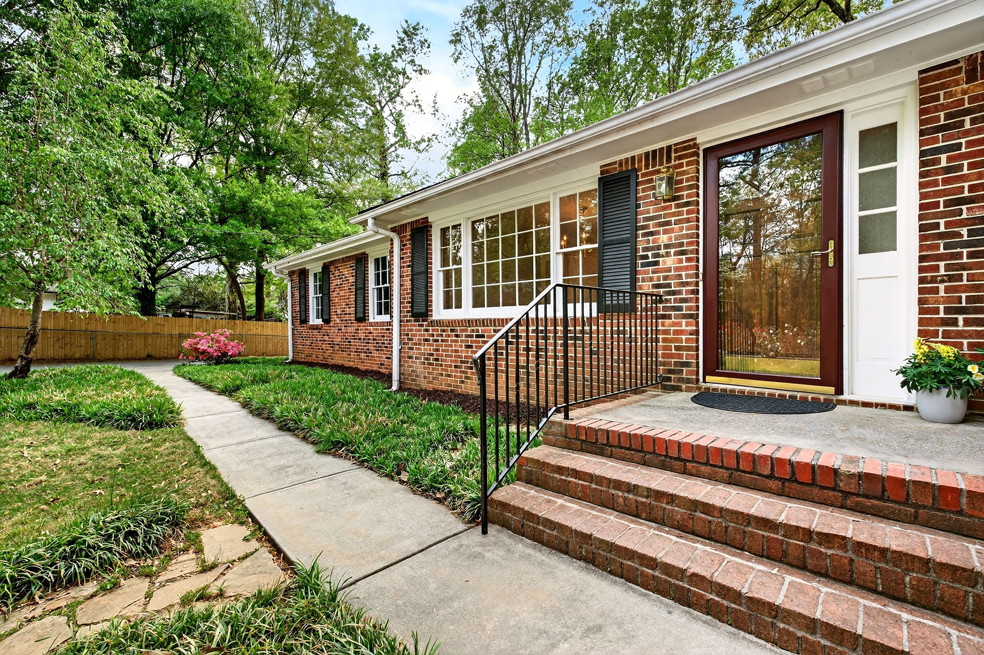  Thoughtfully Expanded and Updated Dunwoody Home on Wooded 0.82+/- Acre Lot - 物件實景