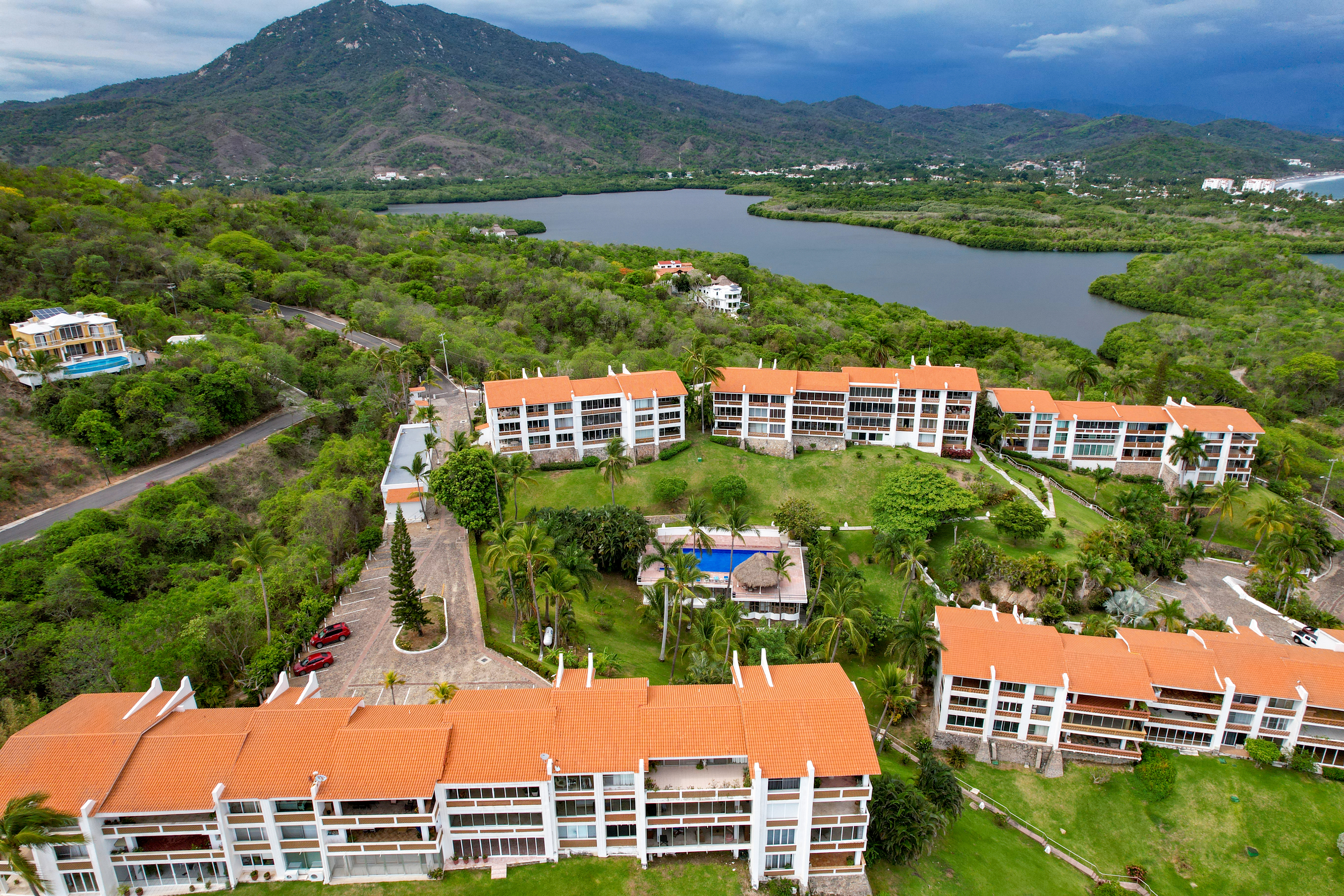  Departamento en venta en Vida del Mar, Manzanillo-planta baja y vista al jardín - 物件實景