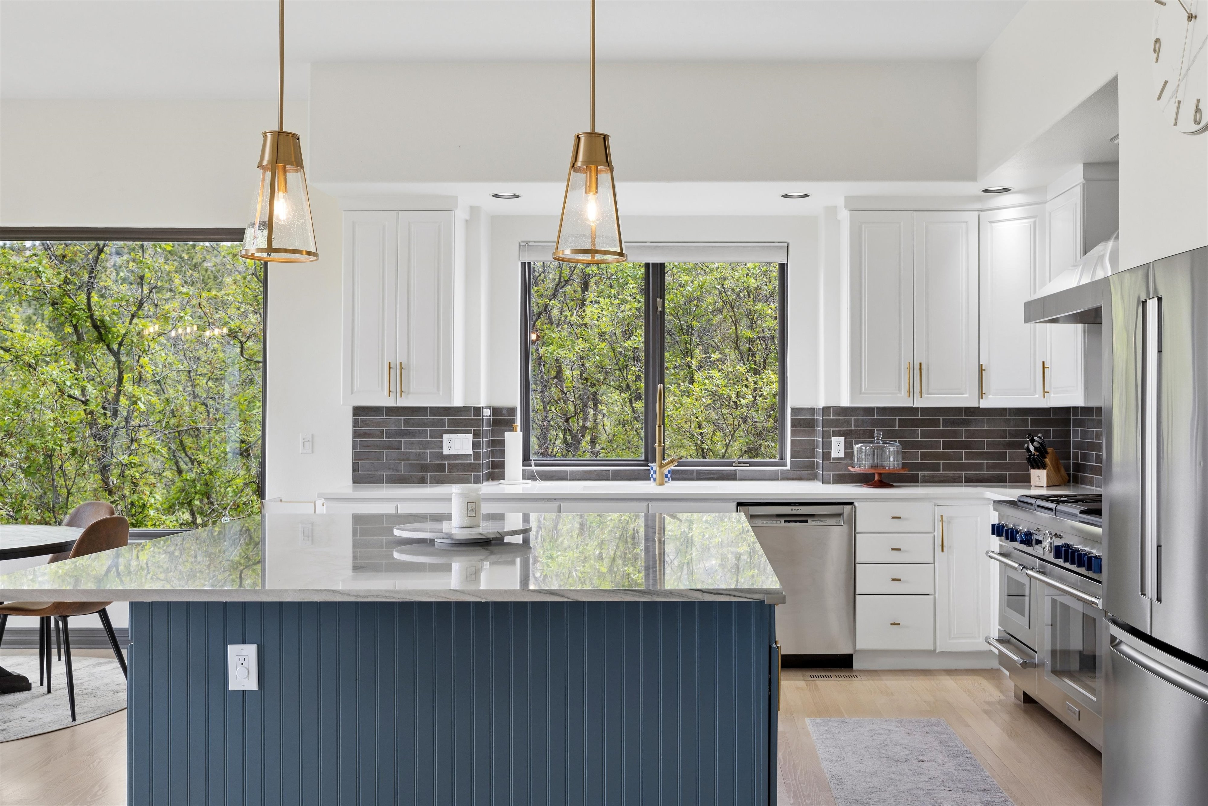  Remodeled 4 Bed 6 Bath Residence Offering Mountain, Sunset Views & Privacy - 物件實景