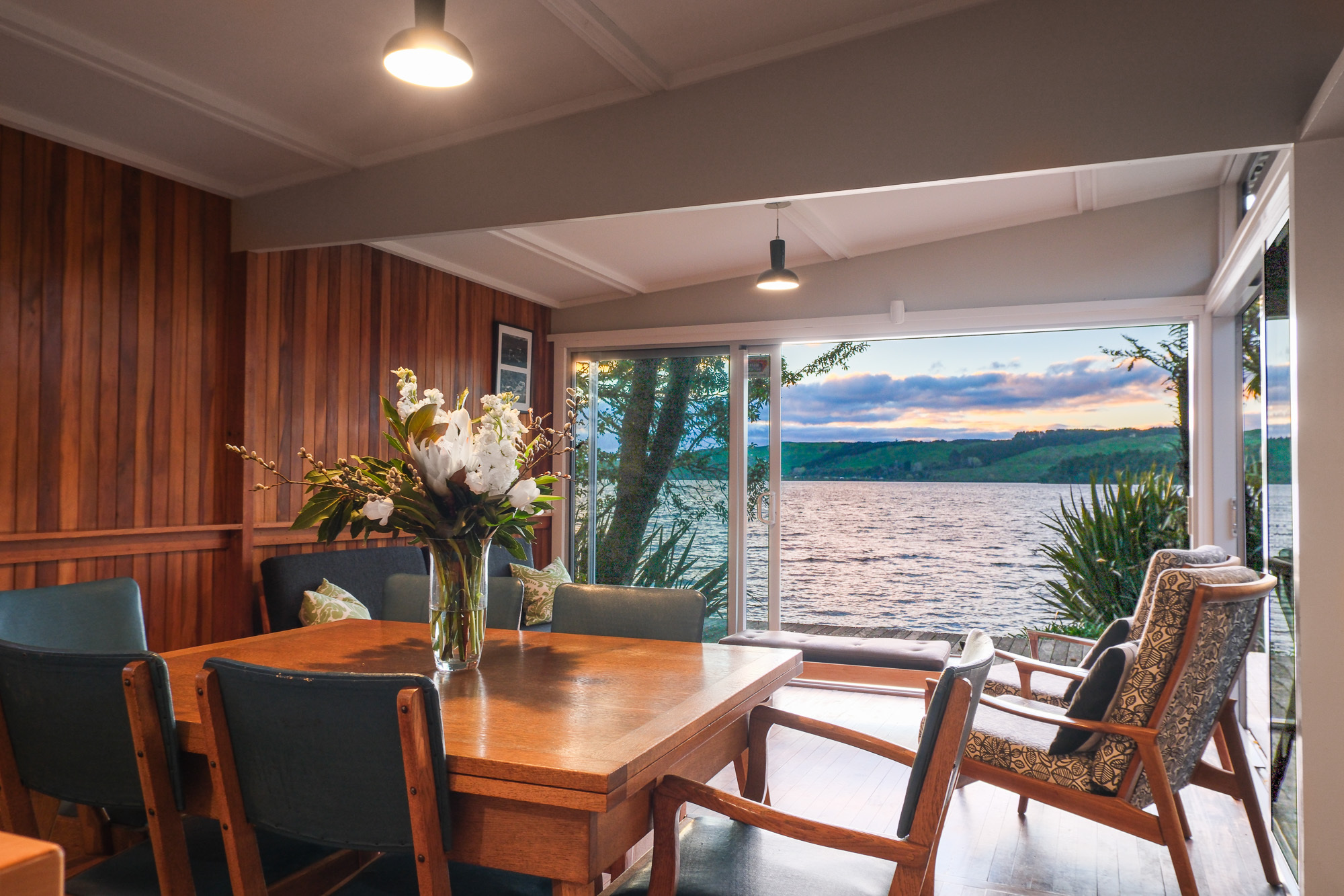  Mid-Century Design, Timeless Lakefront Living - 物件實景