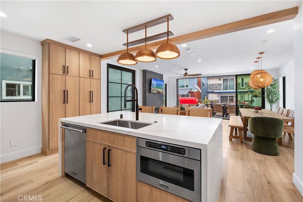 Newport Beach, California, 92663, United States, 5 Bedrooms Bedrooms, ,6 BathroomsBathrooms,Residential,For Sale,1993408