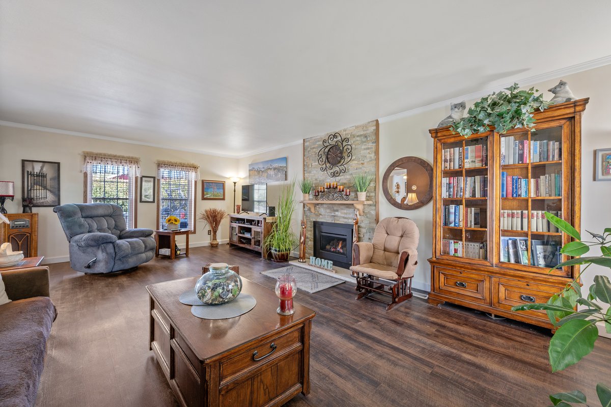 Cheyenne, Wyoming, 82009, United States, 5 Bedrooms Bedrooms, ,2 BathroomsBathrooms,Residential,For Sale,2048903