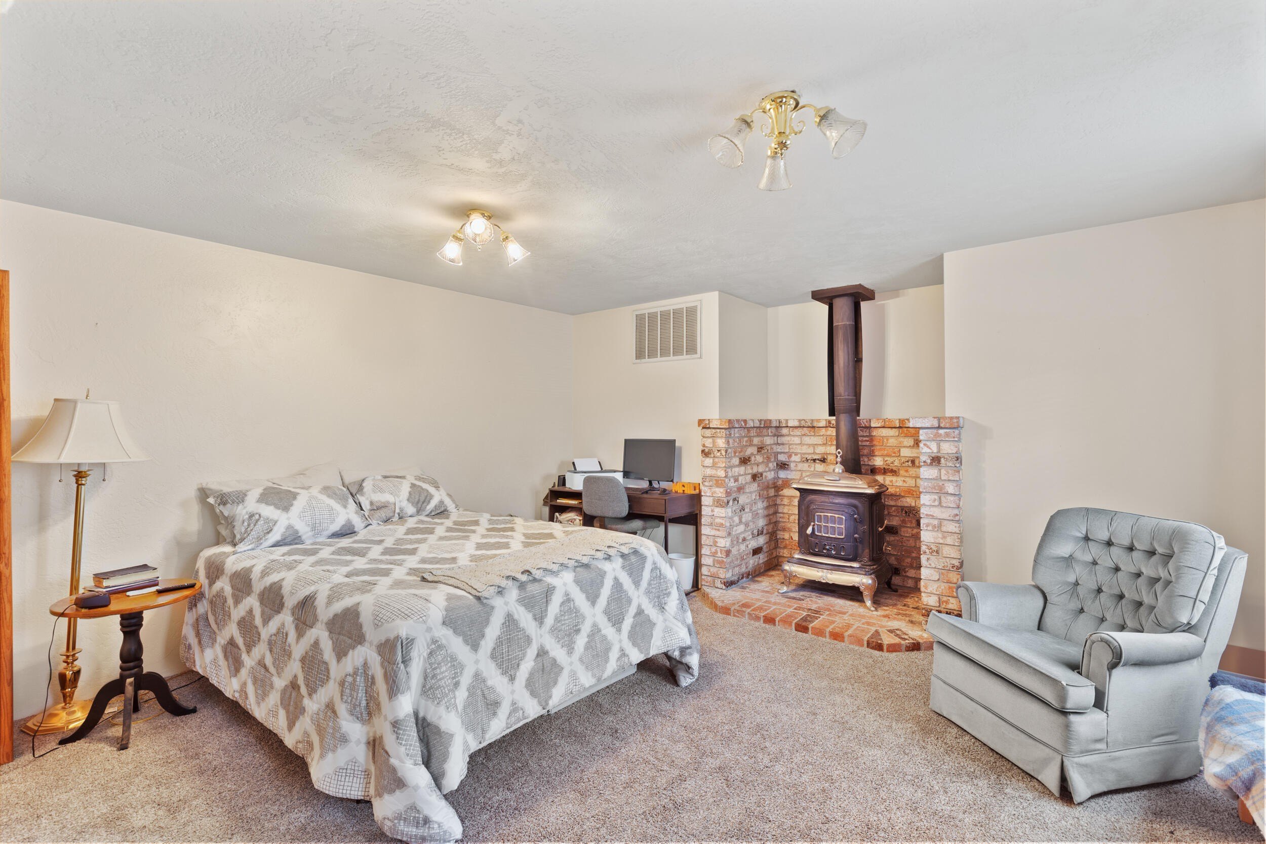 Medford, Oregon, 97504, United States, 4 Bedrooms Bedrooms, ,3 BathroomsBathrooms,Residential,For Sale,1974325