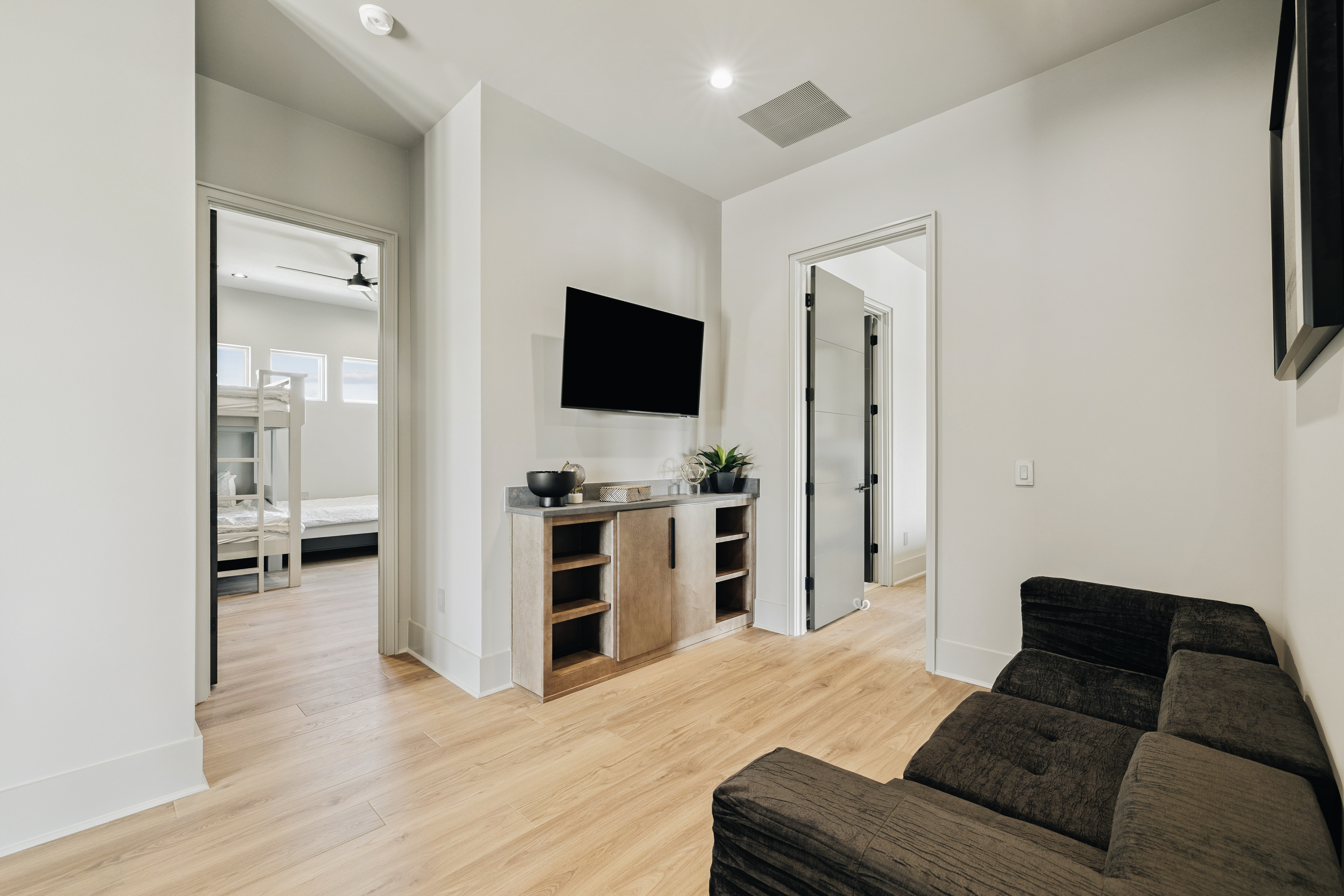  New Construction With Outdoor Oasis A Short Stroll To The Beach - 物件實景