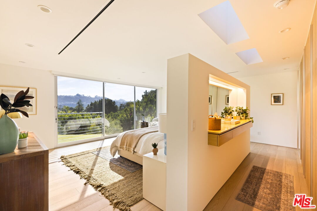 Los Angeles, California, 90046, United States, 4 Bedrooms Bedrooms, ,4 BathroomsBathrooms,Residential,For Sale,1912038
