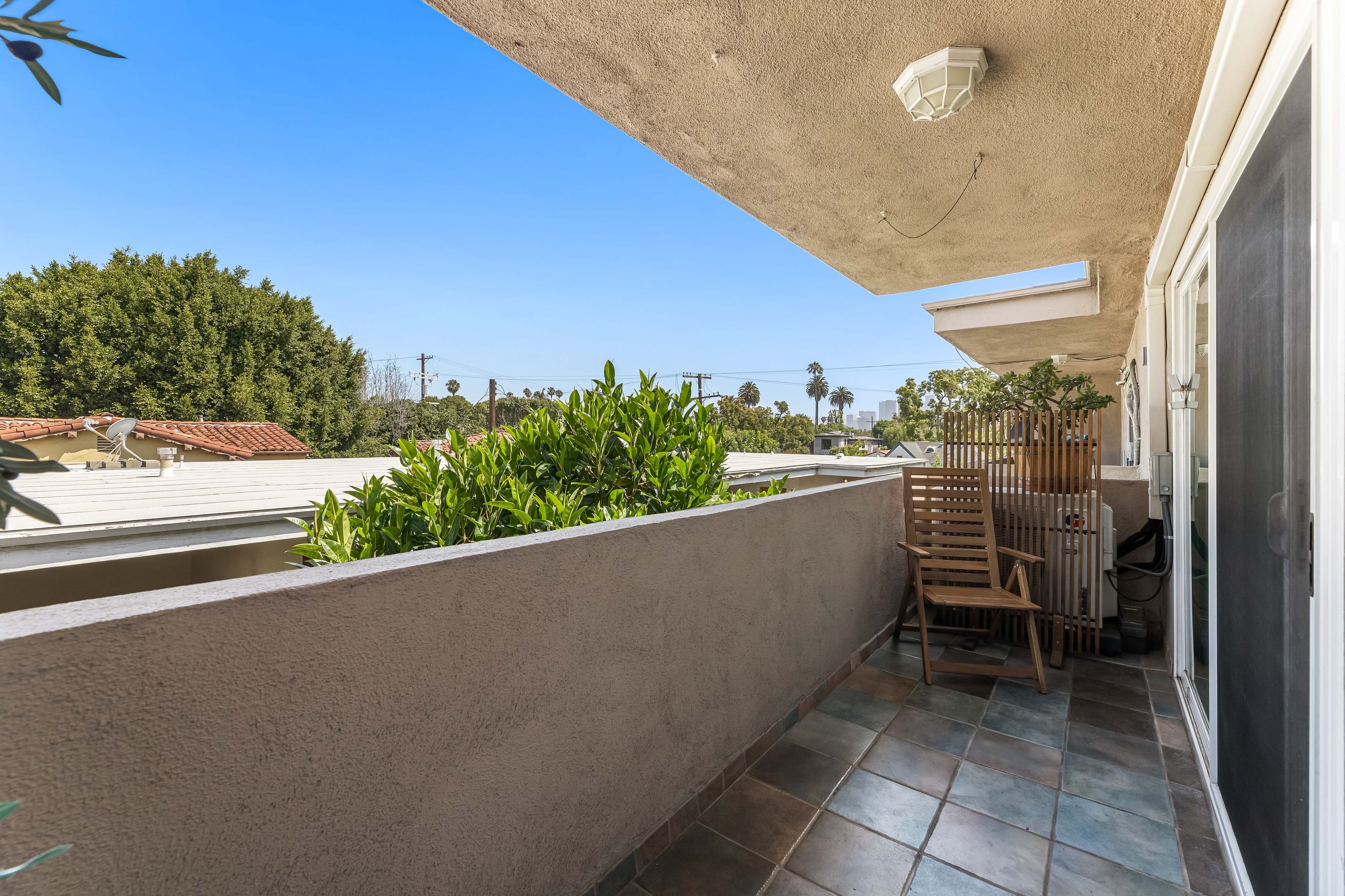  2320 S Bentley Ave - 物件實景