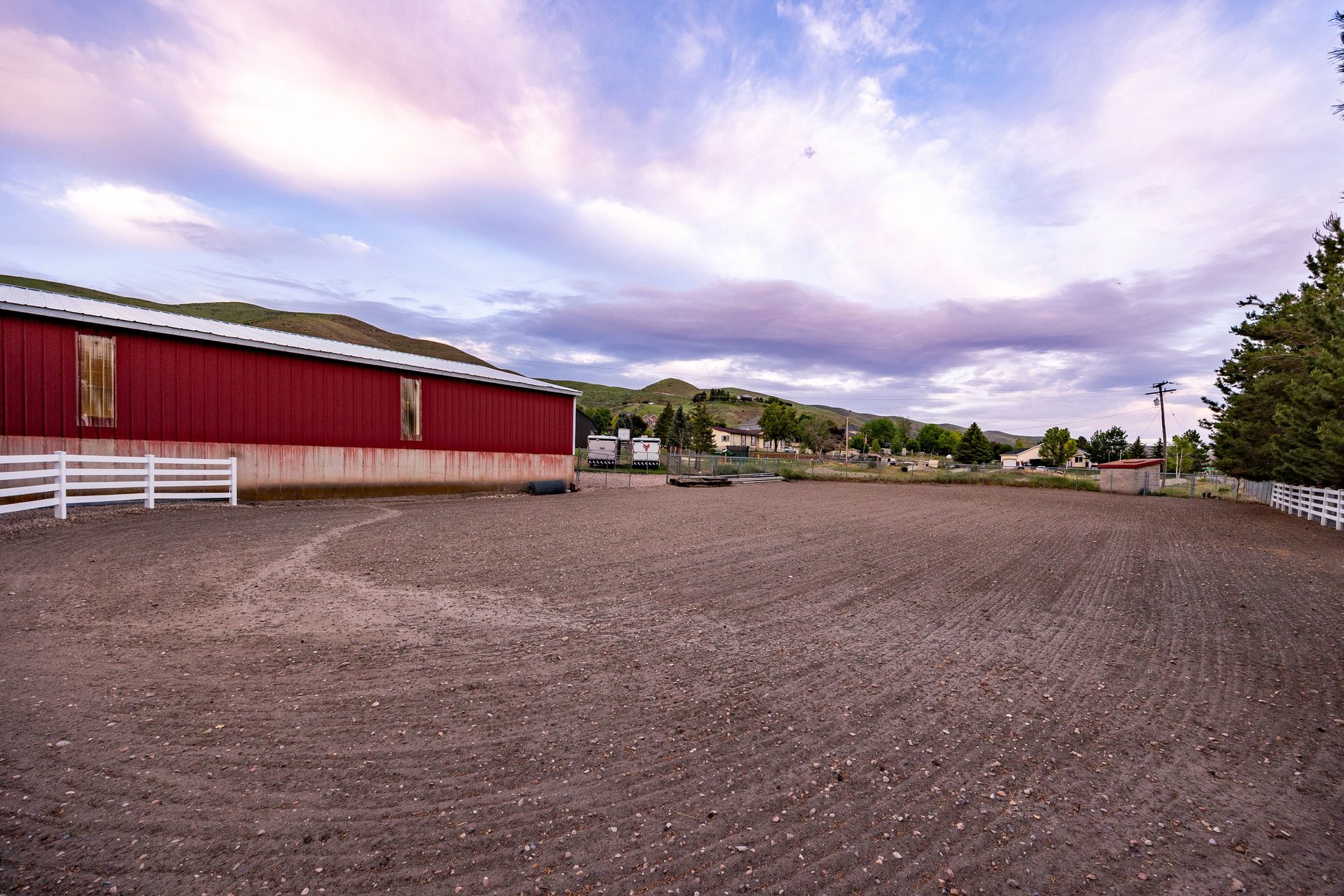  Incredibly Well-Maintained Horse Property with Indoor Arena & Views - 物件實景