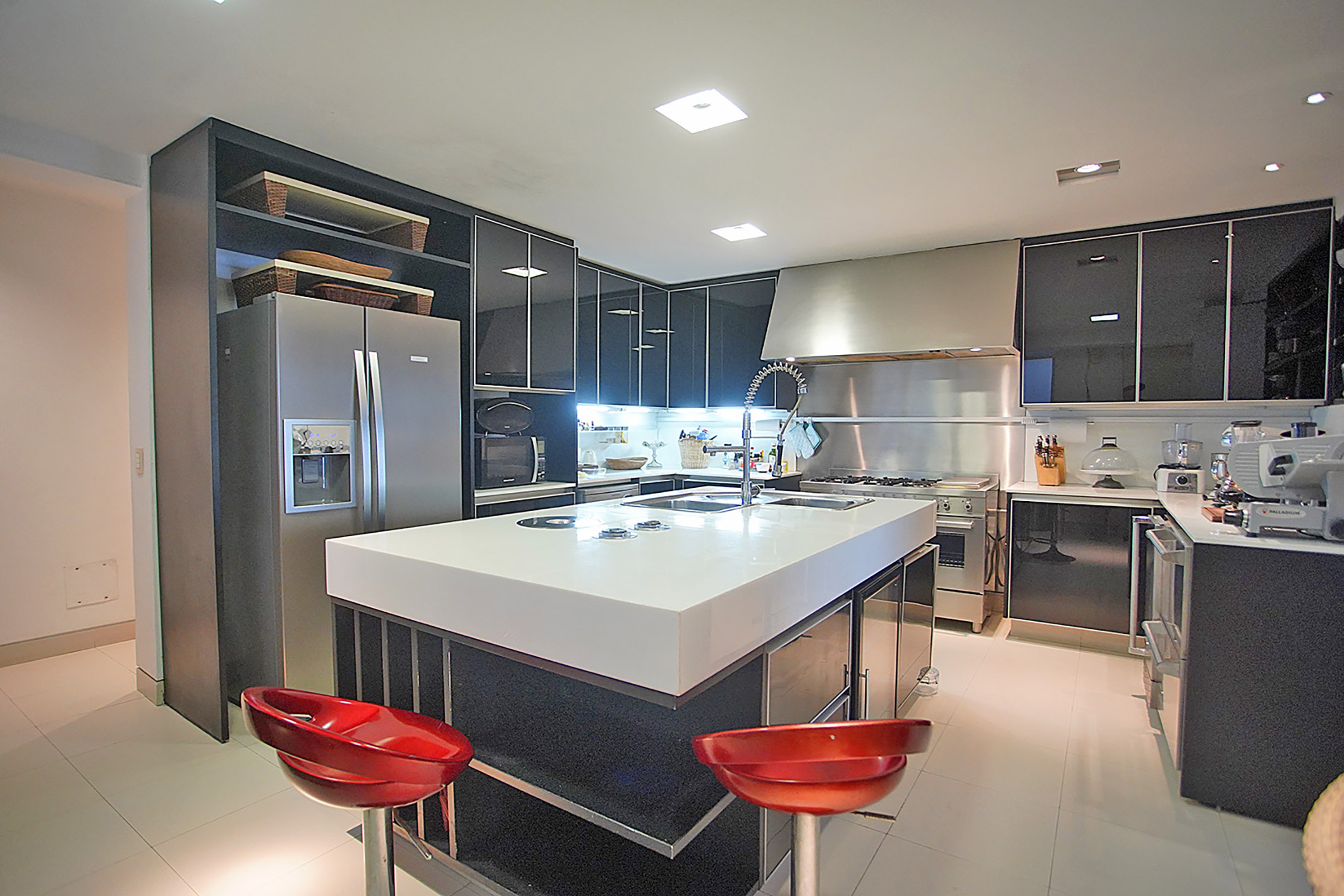  Oceanfront duplex penthouse with panoramic views and refined interiors - 物件實景