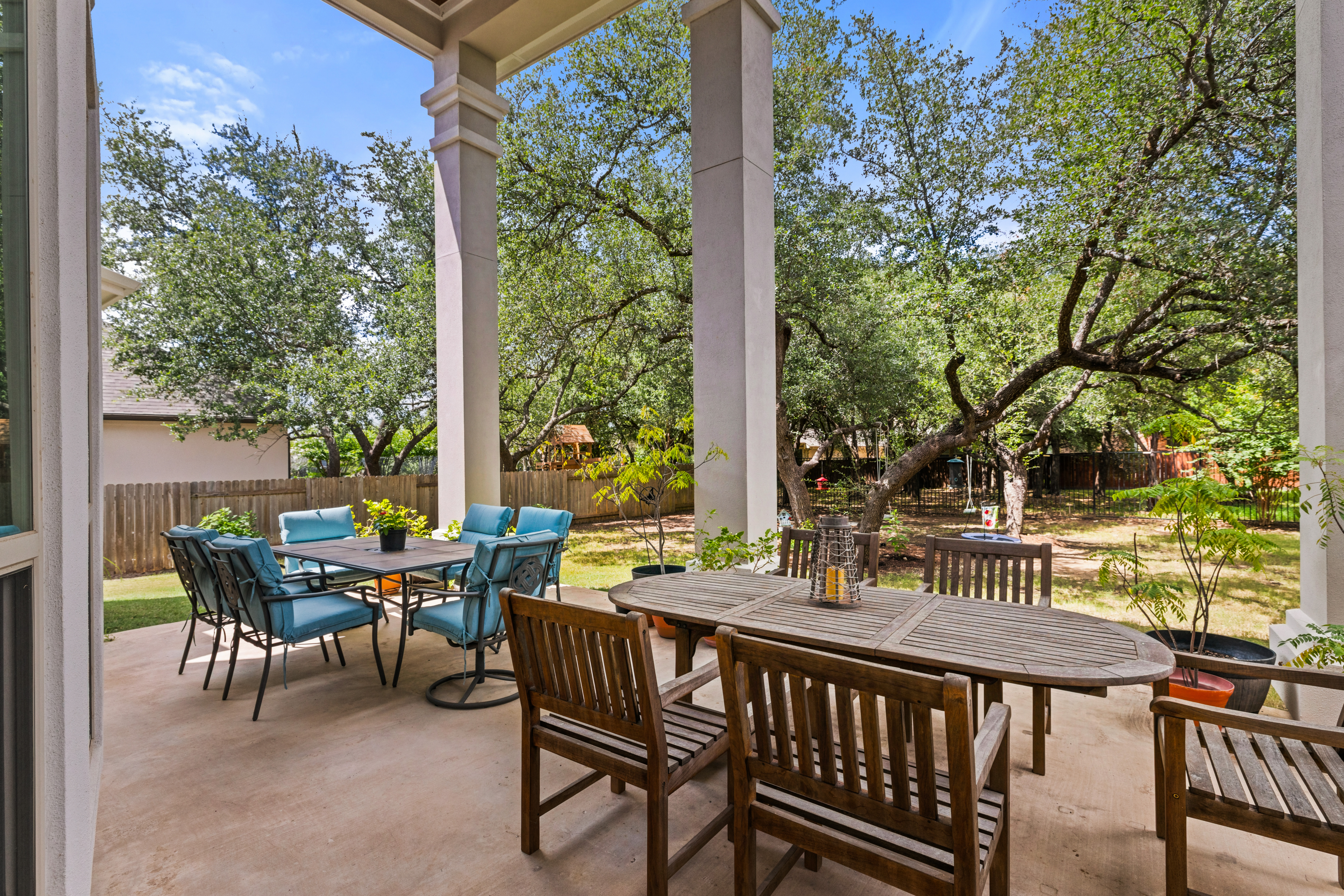  Private Greenbelt Retreat with Dual Main-Floor Suites - 物件實景