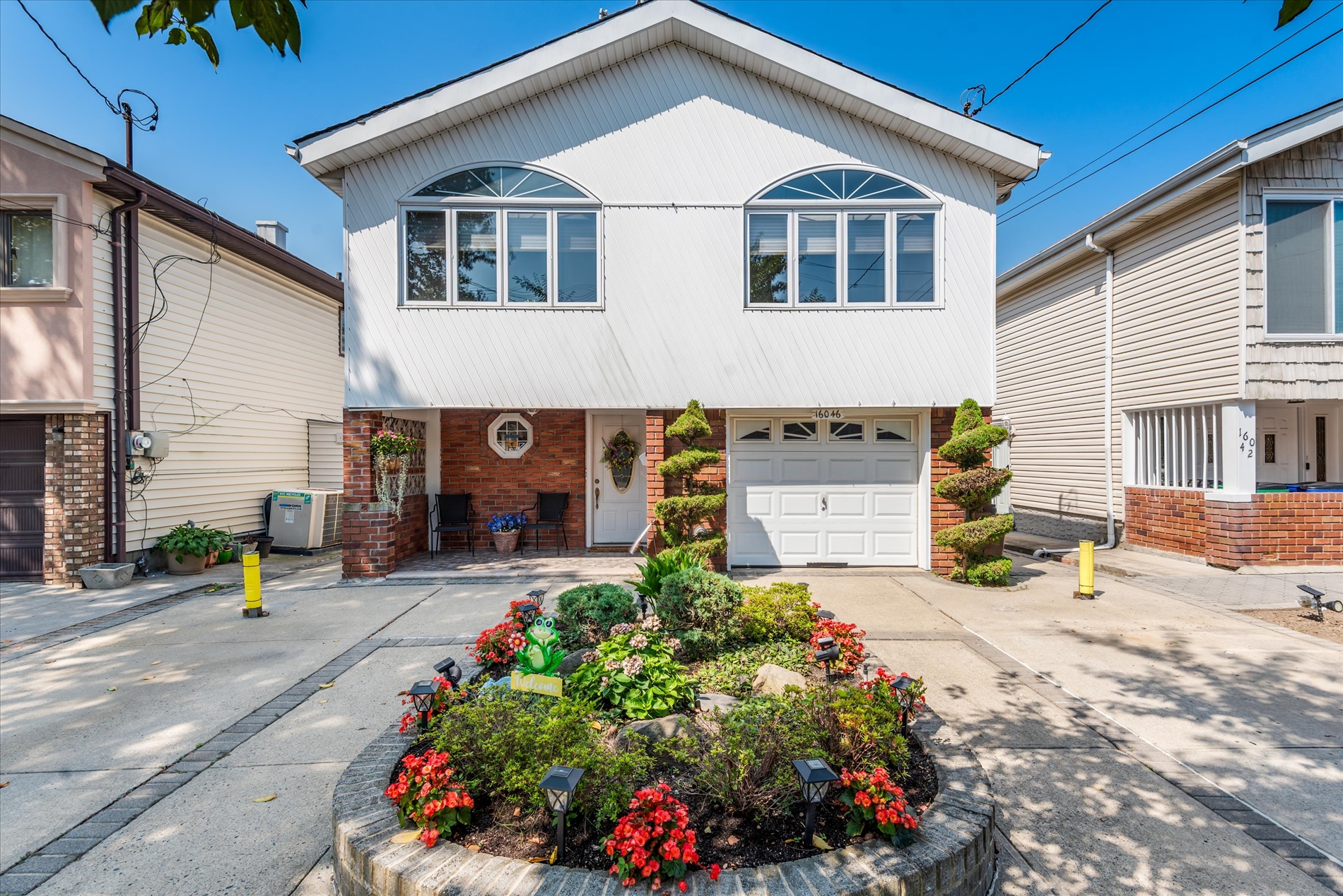 Howard Beach, New York, 11414, United States, 4 Bedrooms Bedrooms, ,2 BathroomsBathrooms,Residential,For Sale,1916184