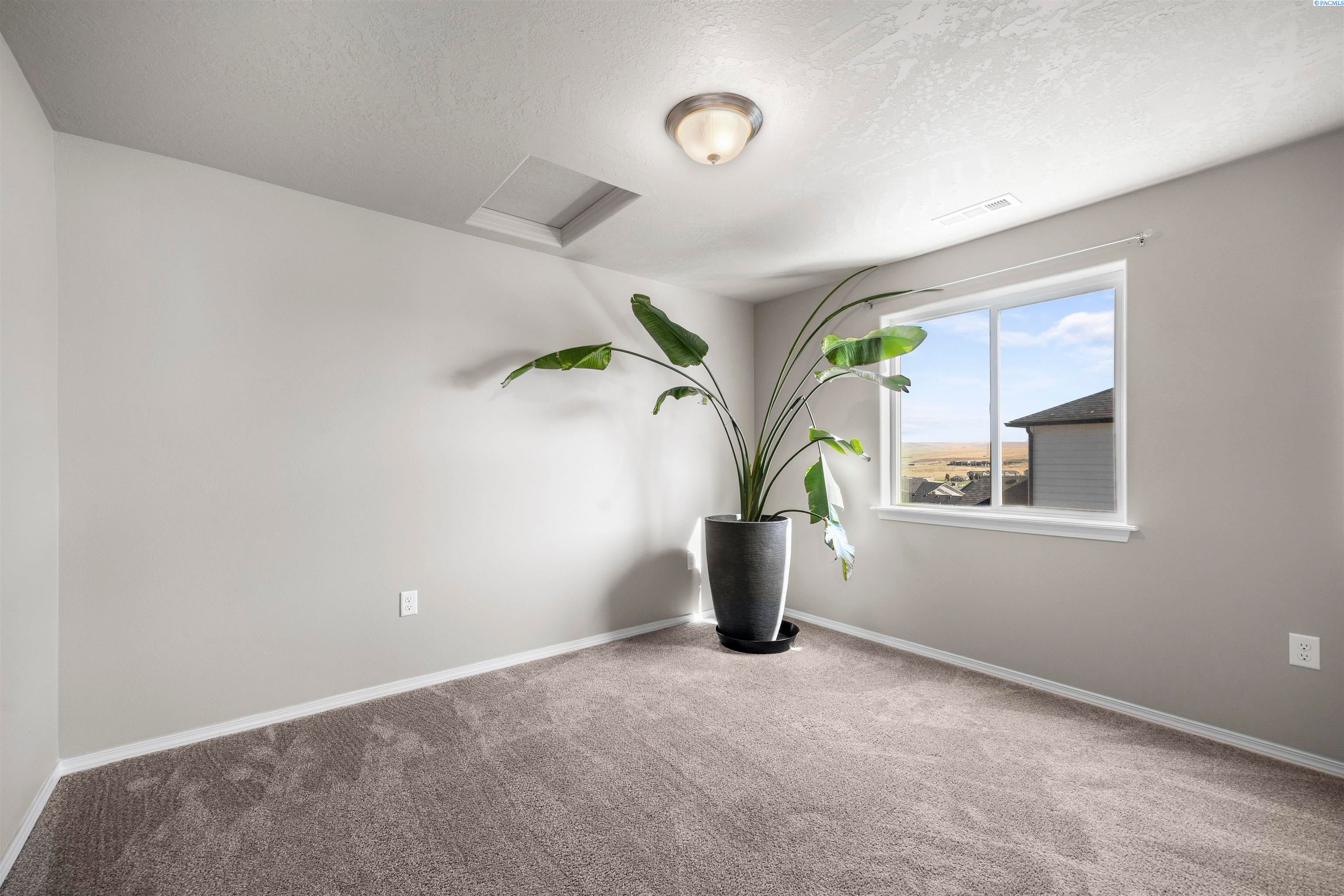 Kennewick, Washington, 99338, United States, 5 Bedrooms Bedrooms, ,3 BathroomsBathrooms,Residential,For Sale,1914232