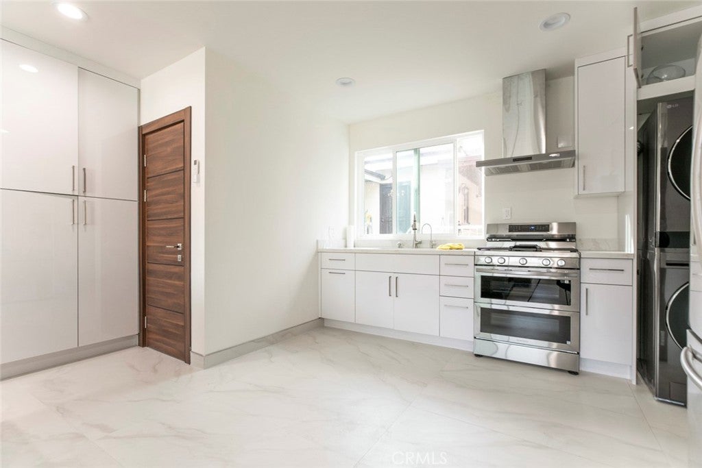 Glendale, California, 91201, United States, 4 Bedrooms Bedrooms, ,5 BathroomsBathrooms,Residential,For Sale,1969452